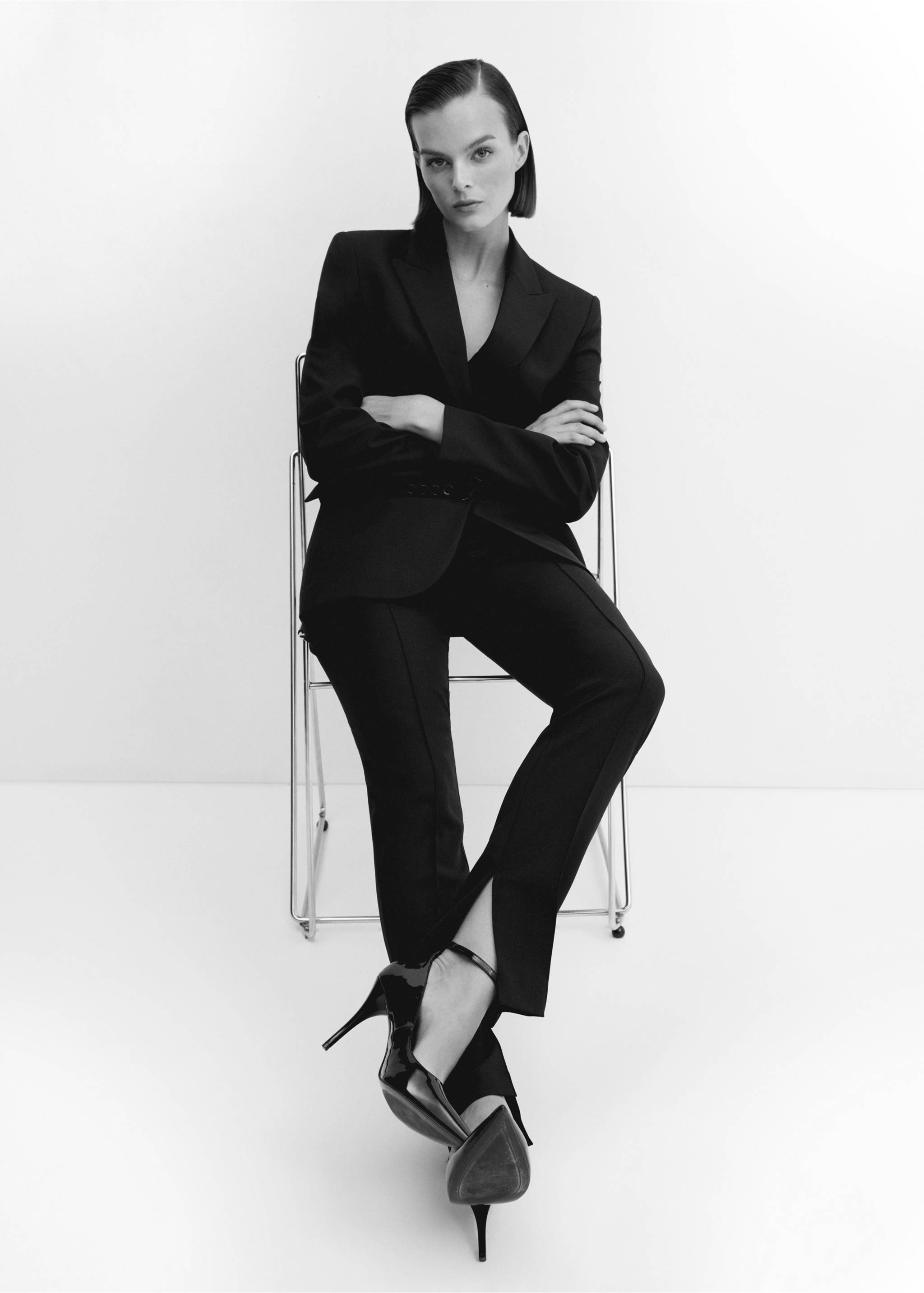 Suit jacket with buttons - Details of the article 2, Black. Ref: 57079093-00.