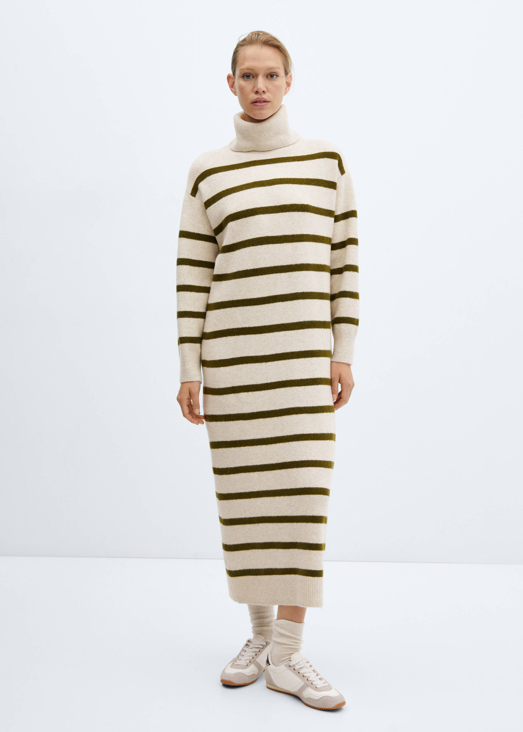 Sukienka z dzianiny z golfem - Plan ogólny