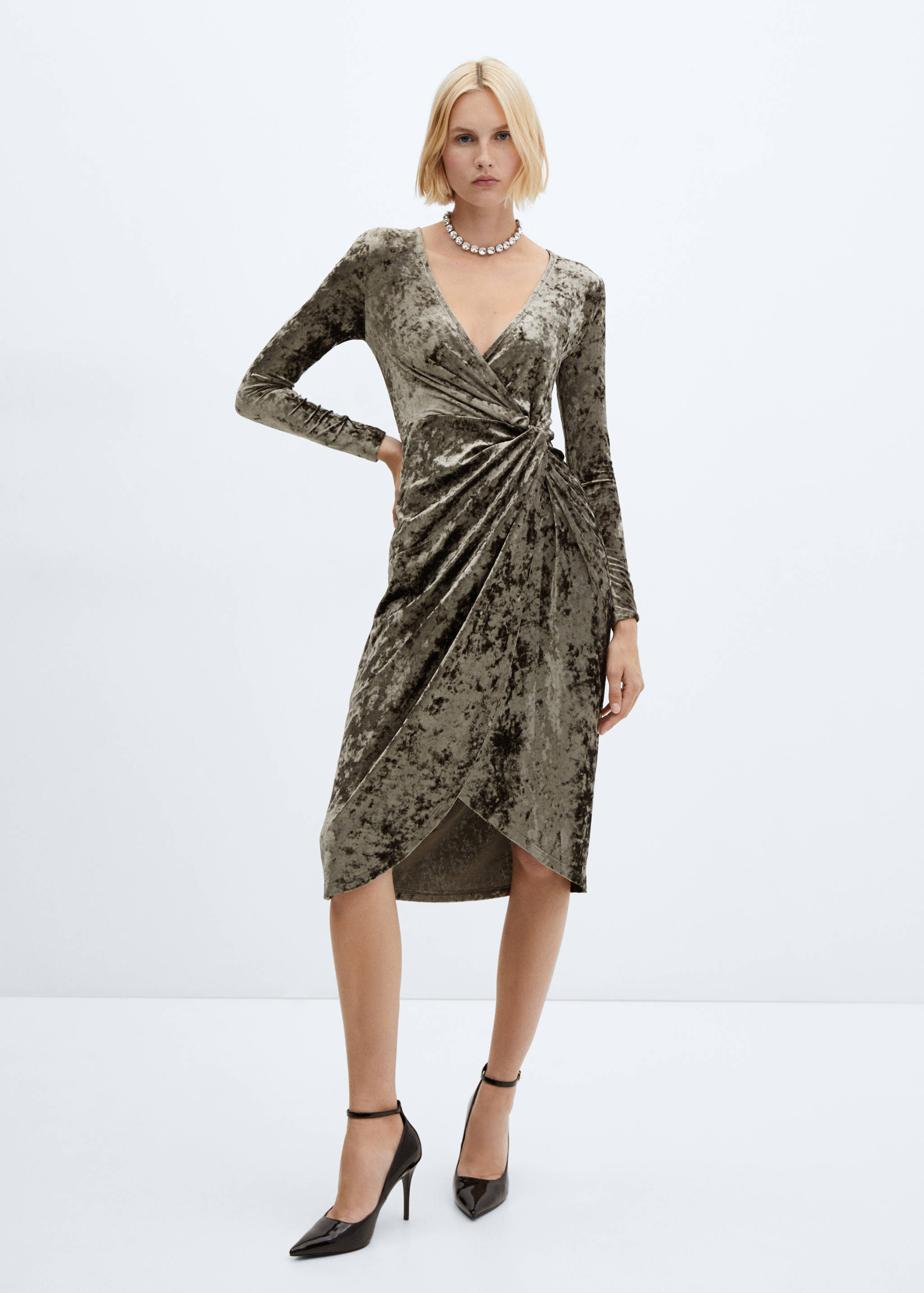 Sukienka z aksamitu z węzłem - Plan ogólny