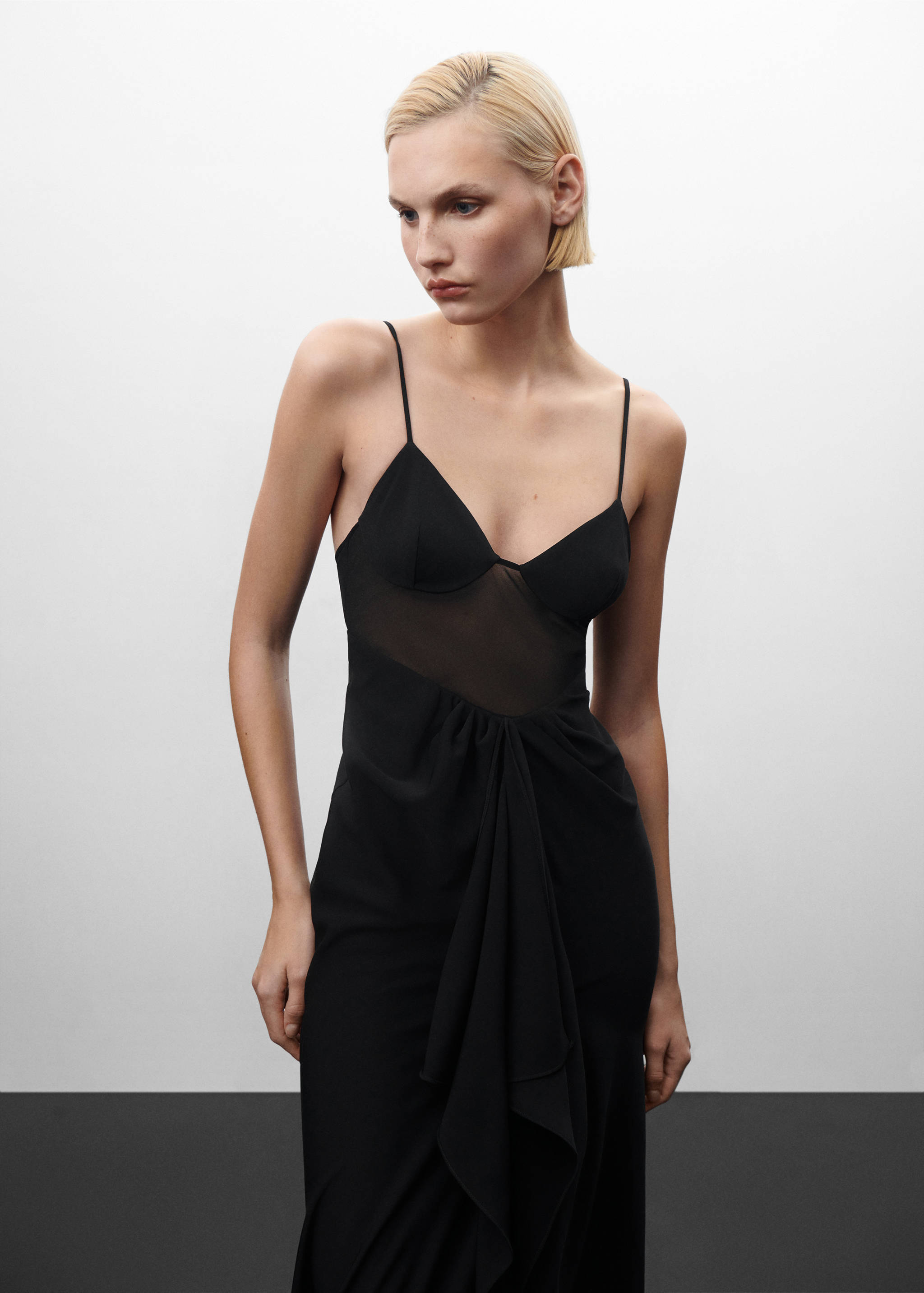 Vestido volante panel semitransparente - Plano medio