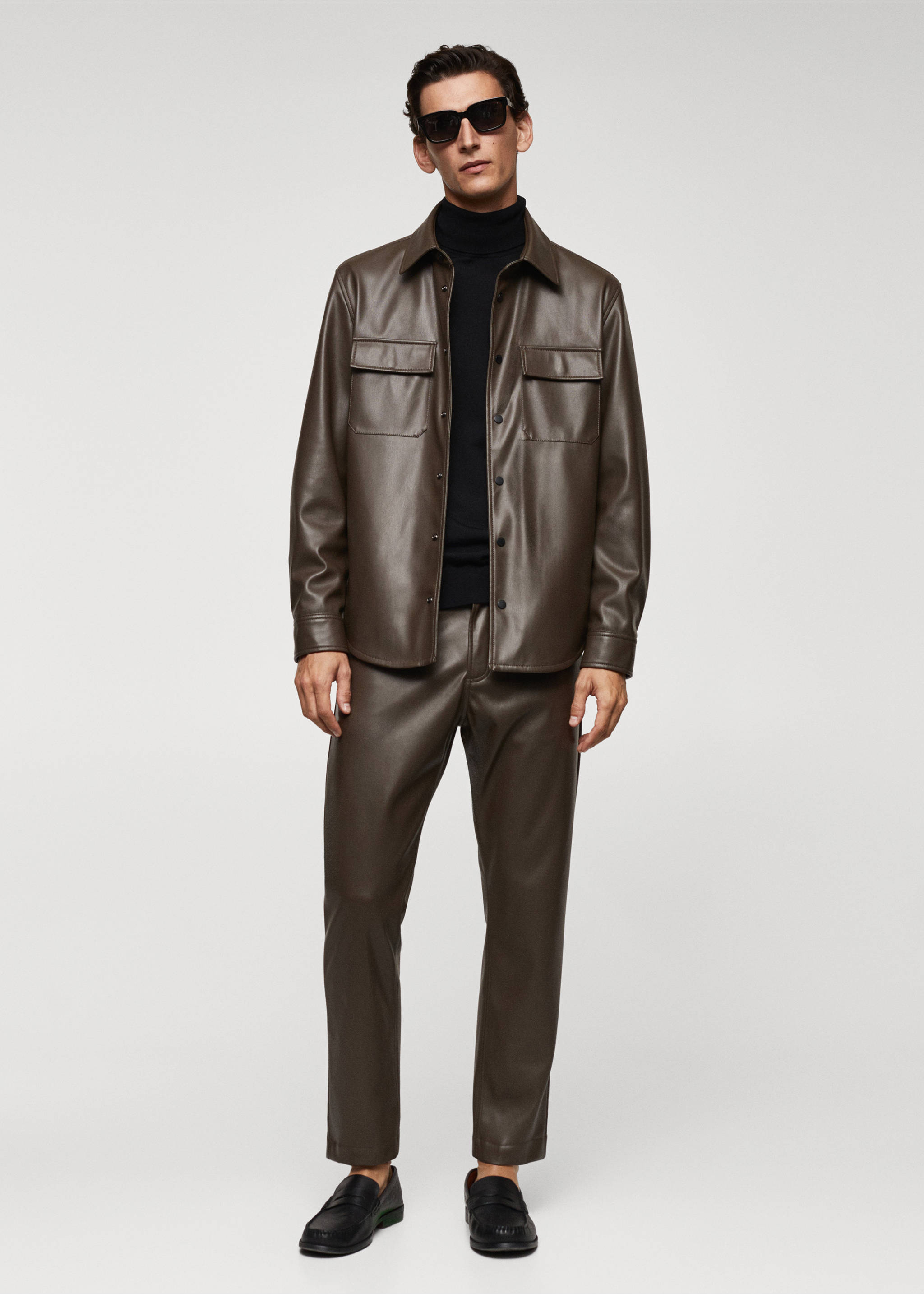 Slim Fit-Hose mit Ledereffekt - Allgemeine Ansicht, Khaki. Ref: 57079213-00.