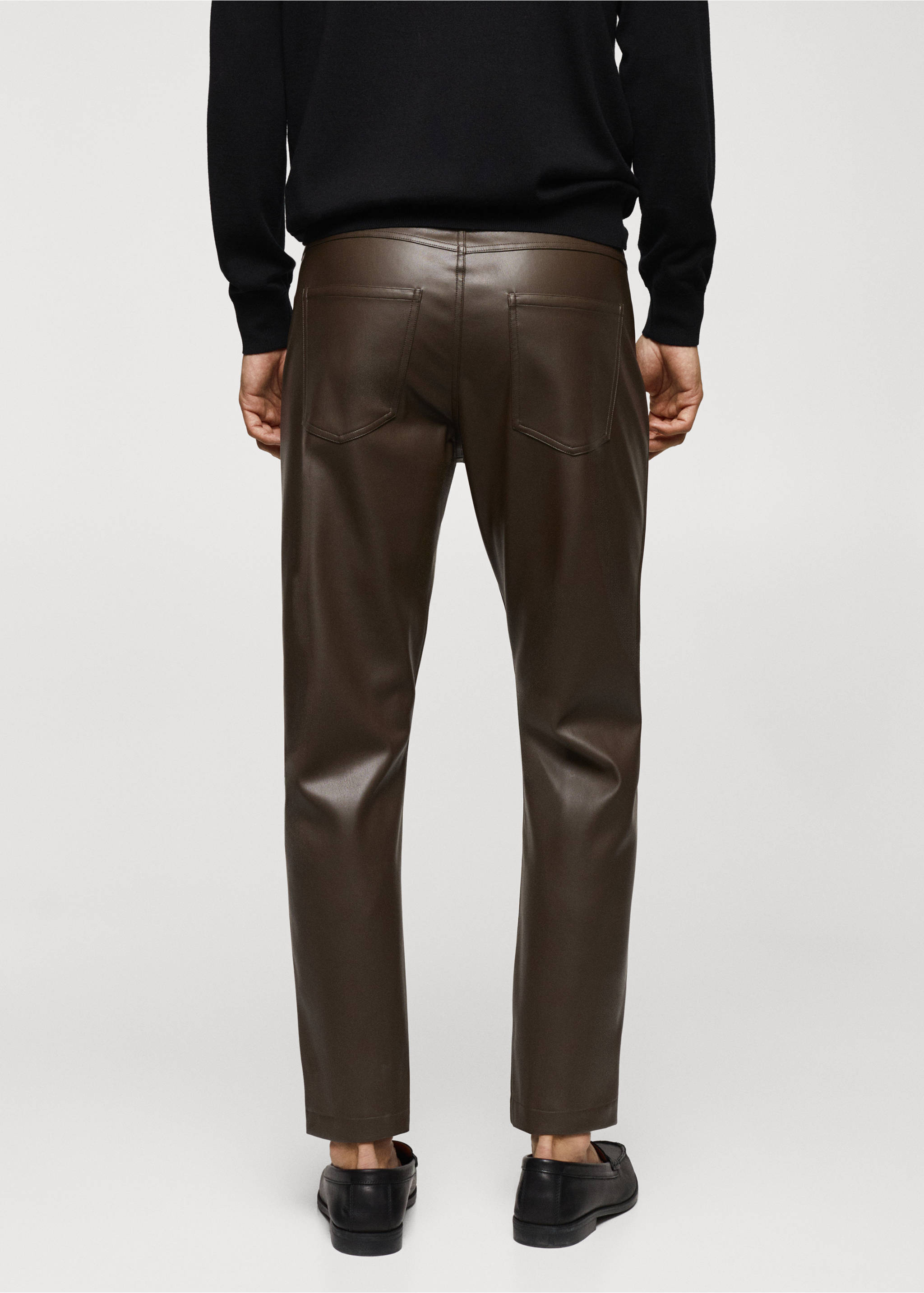 Slim Fit-Hose mit Ledereffekt - Rückseite des Artikels, Khaki. Ref: 57079213-00.