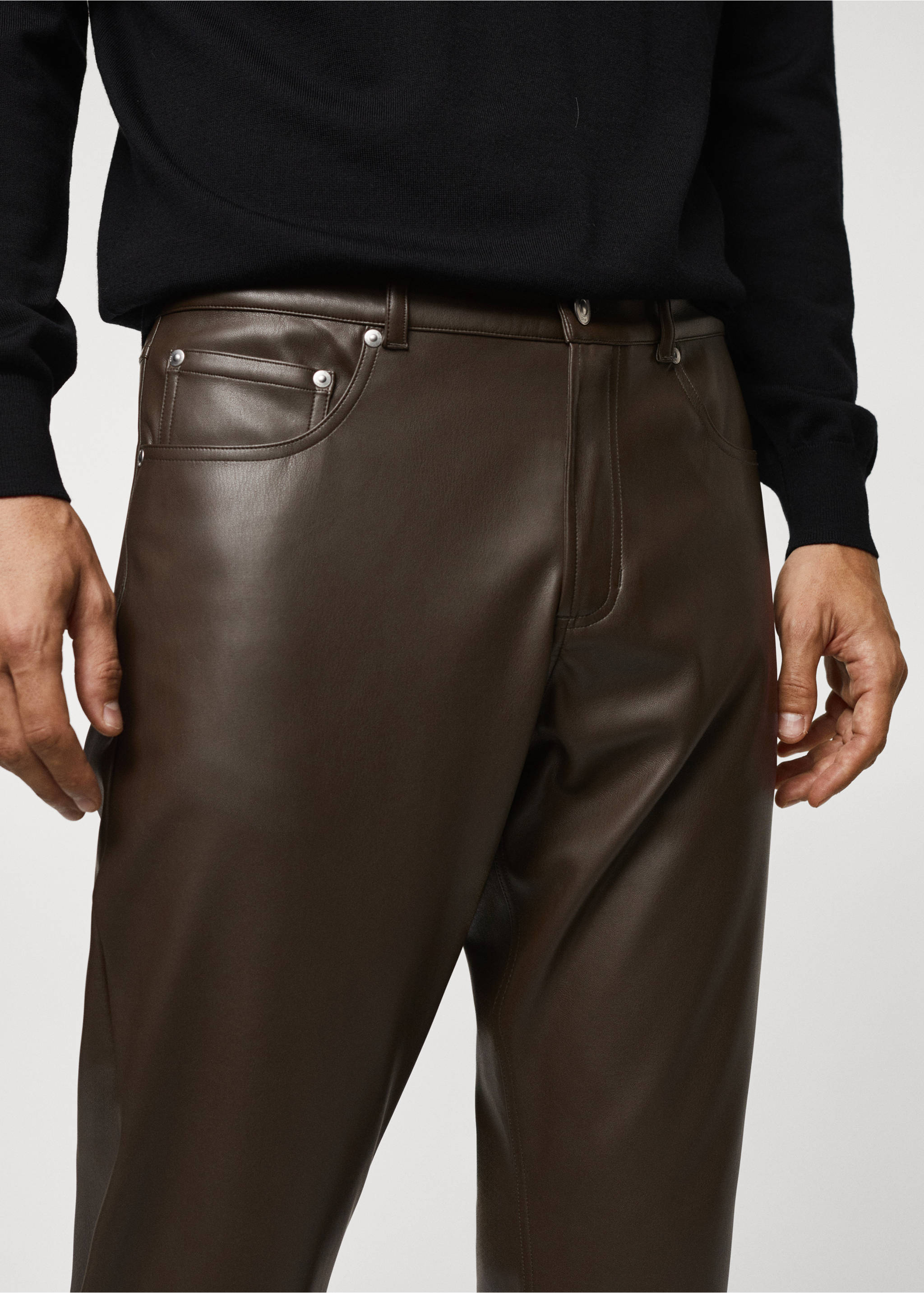 Slim Fit-Hose mit Ledereffekt - Detail des Artikels 1, Khaki. Ref: 57079213-00.