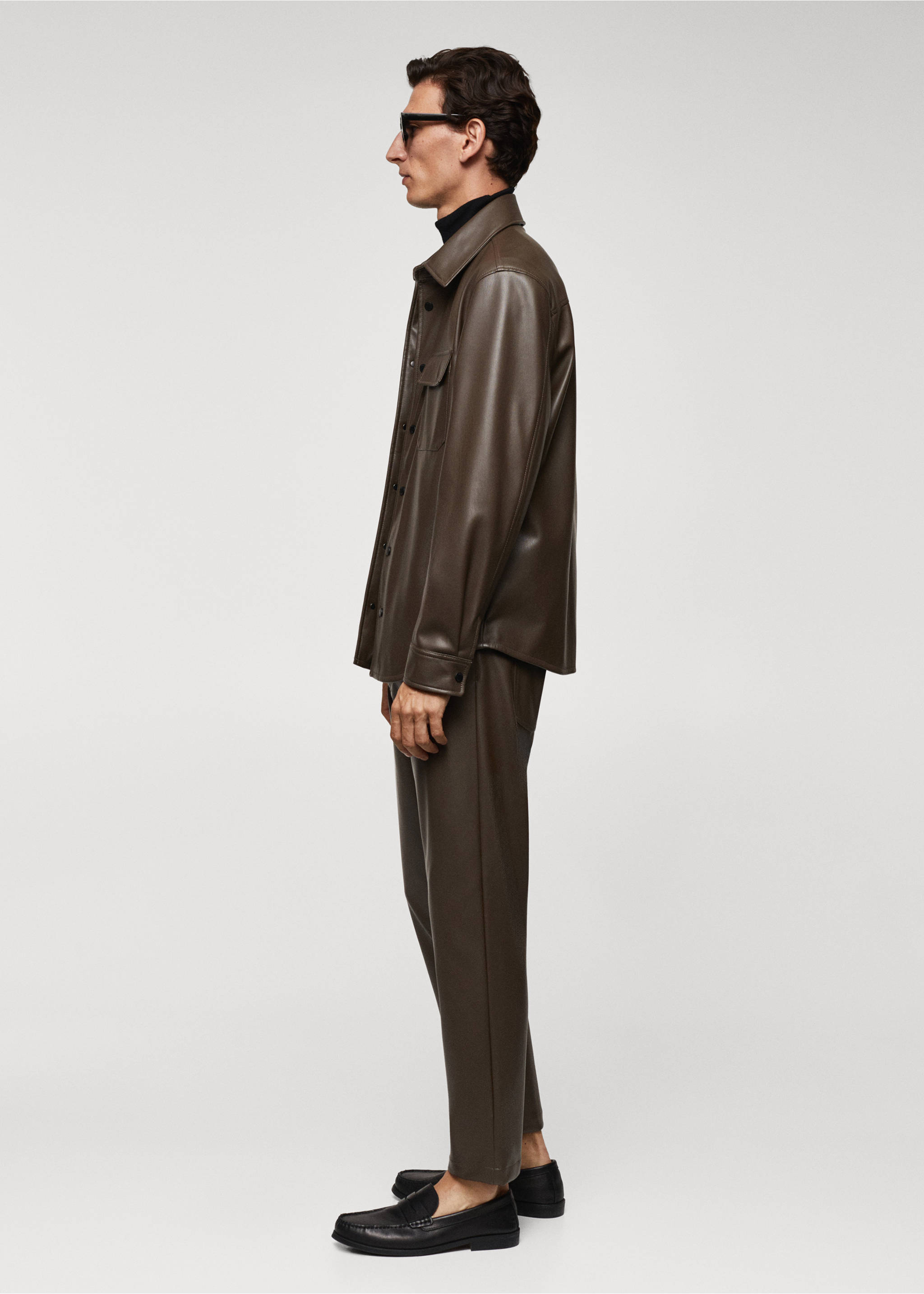 Slim Fit-Hose mit Ledereffekt - Detail des Artikels 4, Khaki. Ref: 57079213-00.