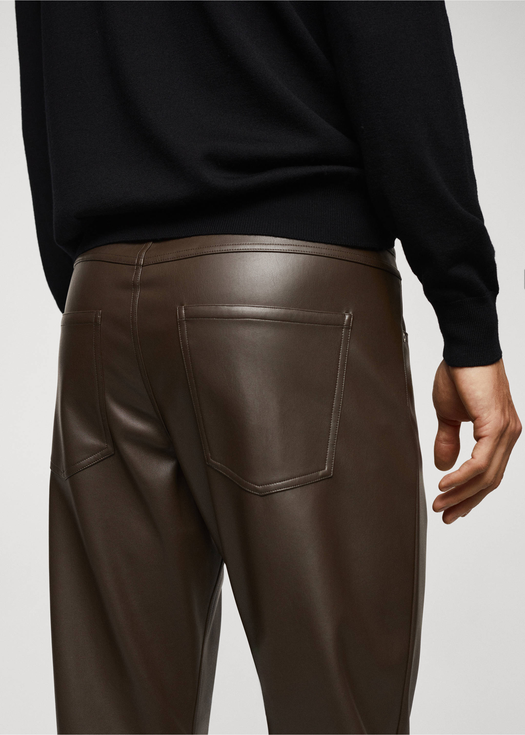 Slim Fit-Hose mit Ledereffekt - Detail des Artikels 2, Khaki. Ref: 57079213-00.