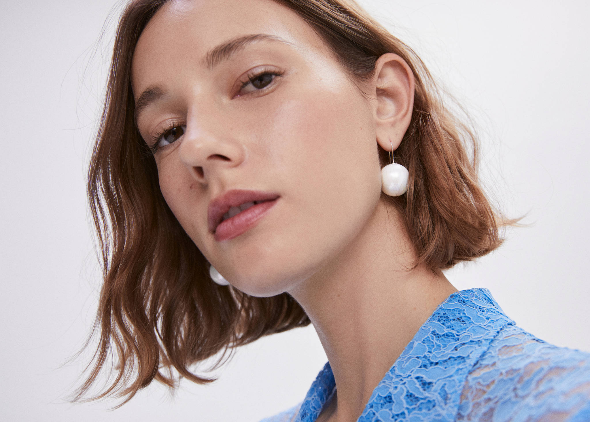 Brincos de fio com cristais - Plano geral