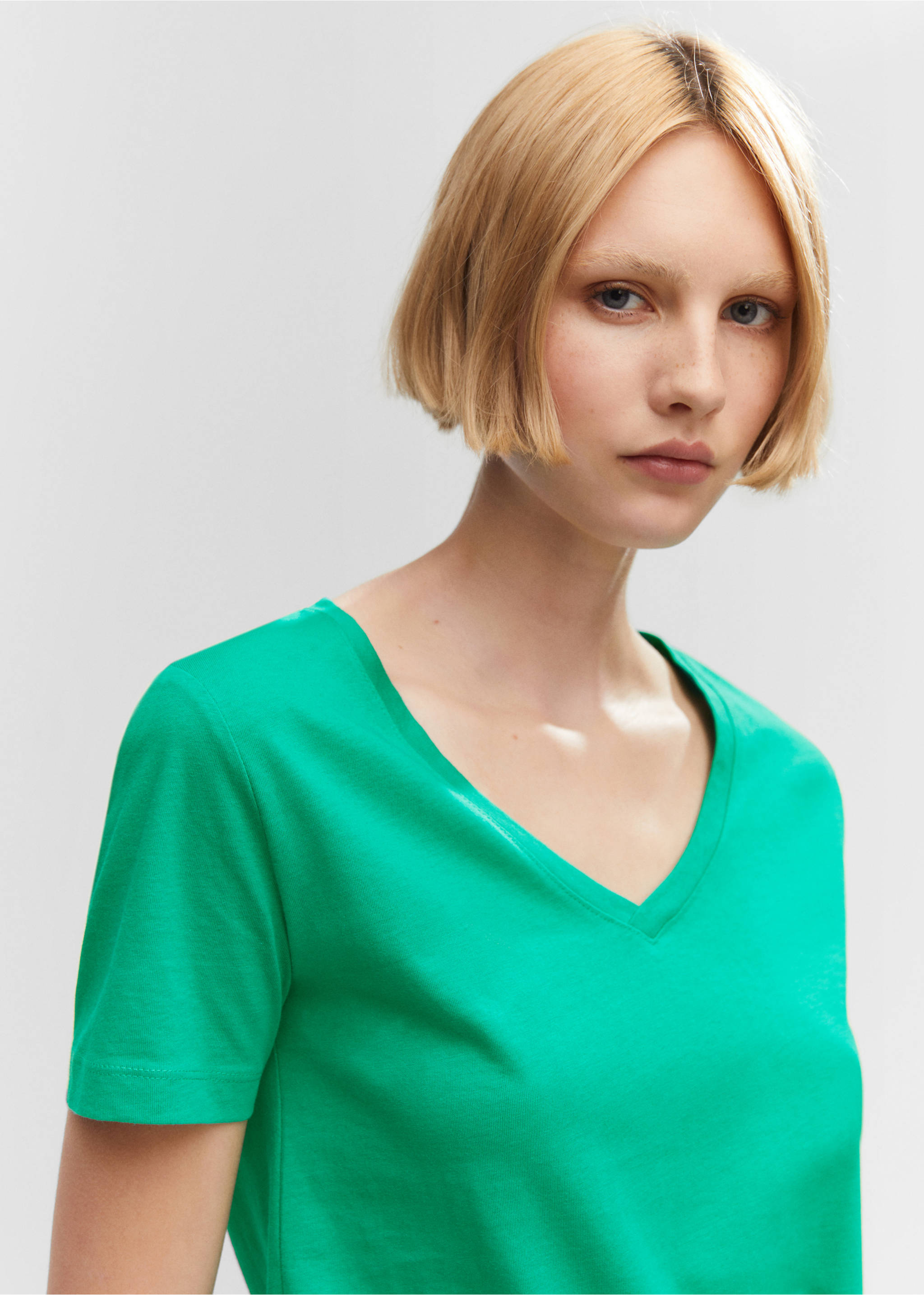 V-neck cotton T-shirt - Details of the article 1, Green. Ref: 57082001-00.