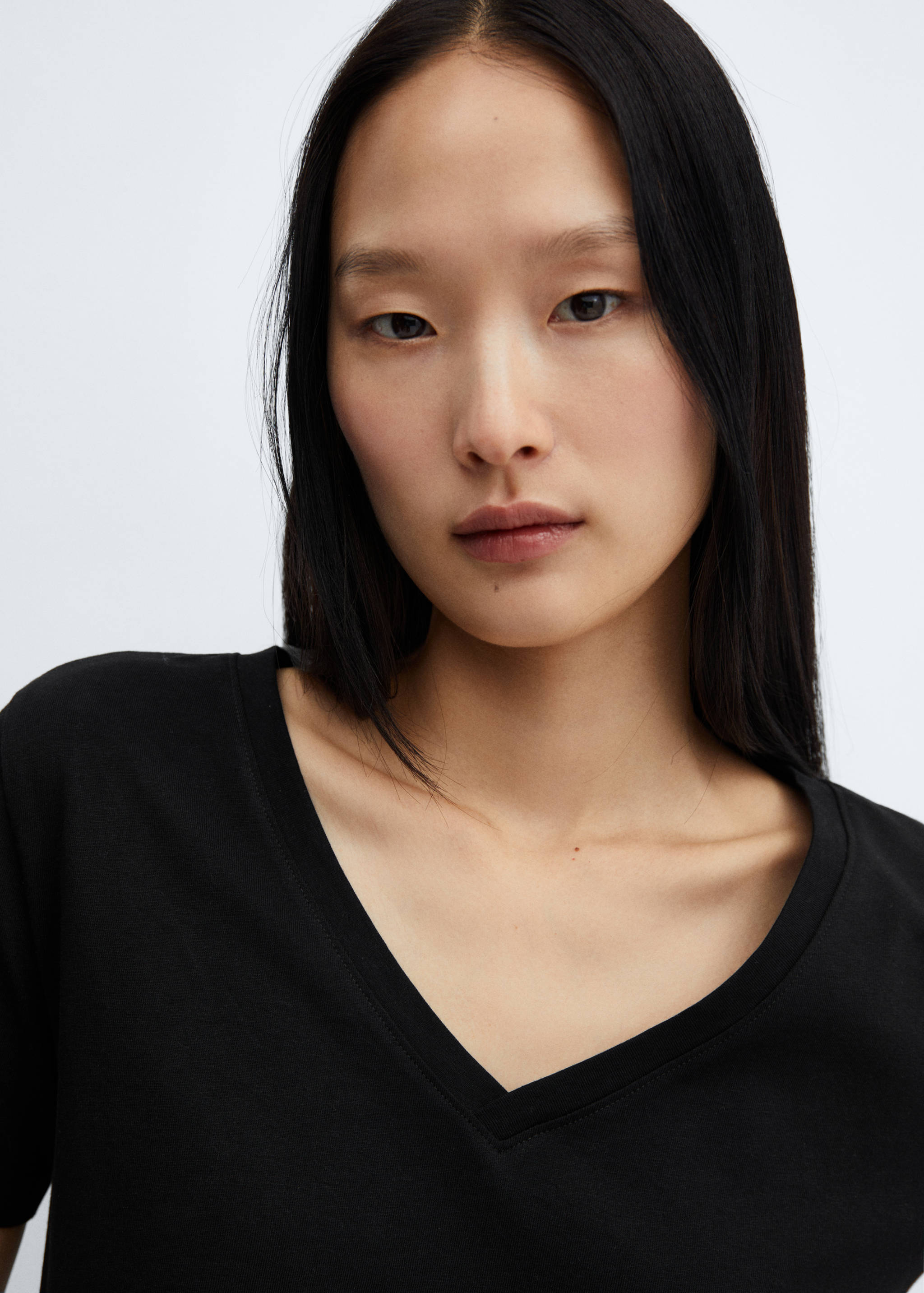 V-neck cotton T-shirt - Details of the article 1