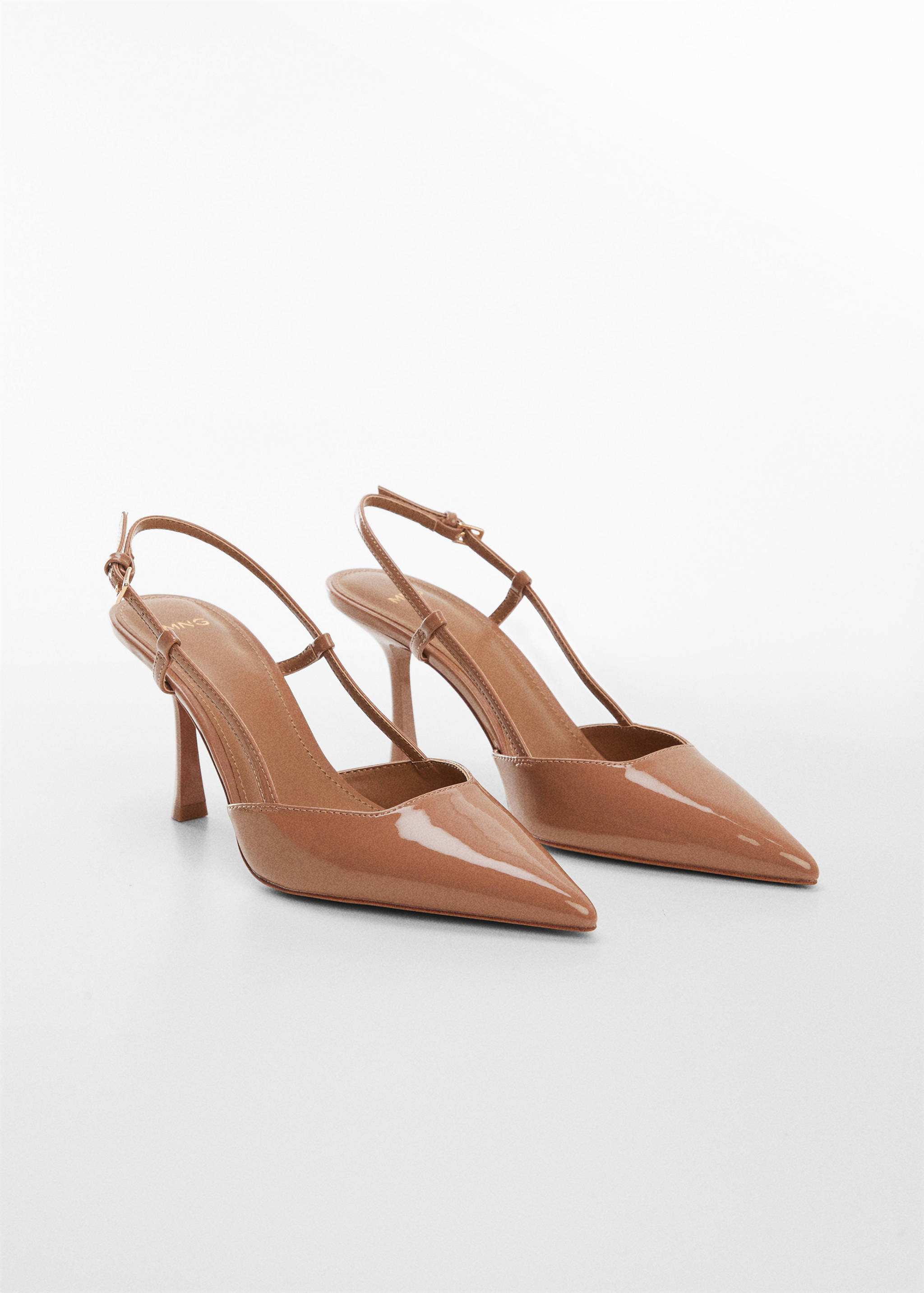 Chaussures pointues ouvertes à l’arrière - Plan moyen