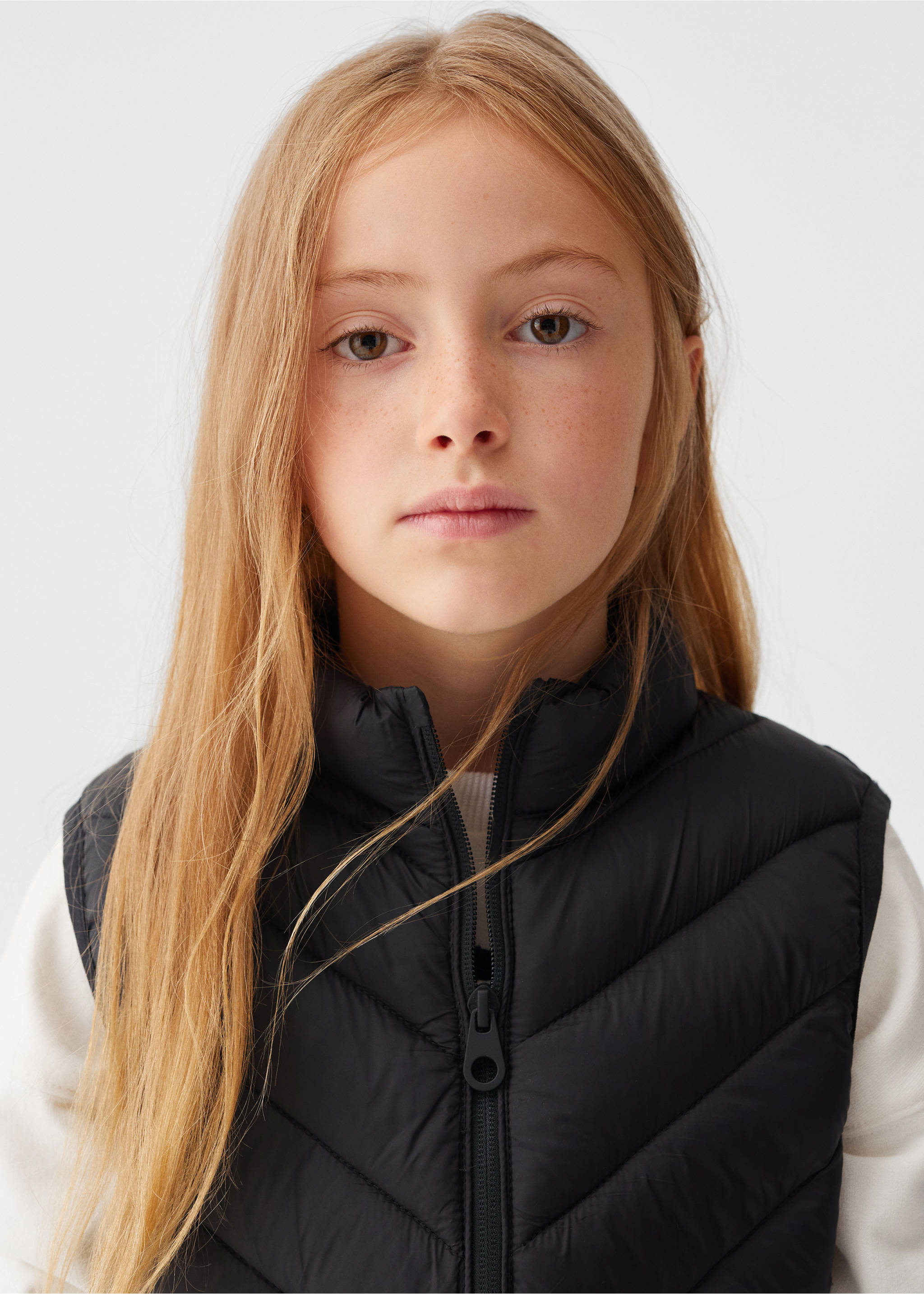 Quilted gilet - Details of the article 1, Black. Ref: 57082507-00.