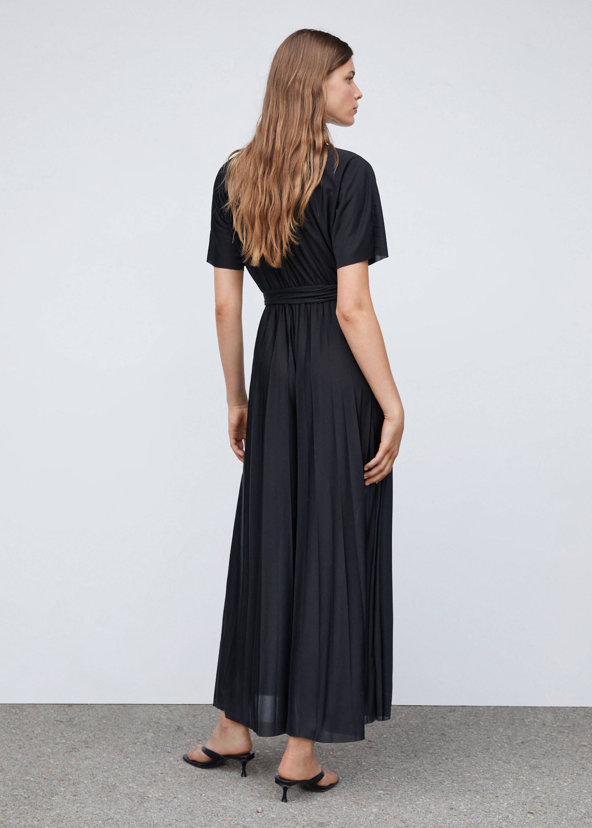 Plissierter Jumpsuit mit Schleife - Rückseite des Artikels