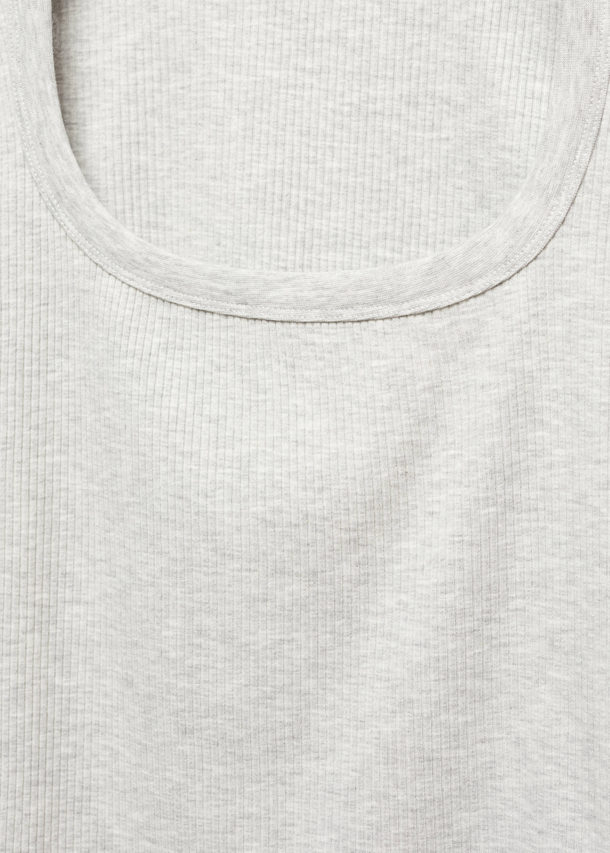 Low neck t-shirt - Details of the article 8
