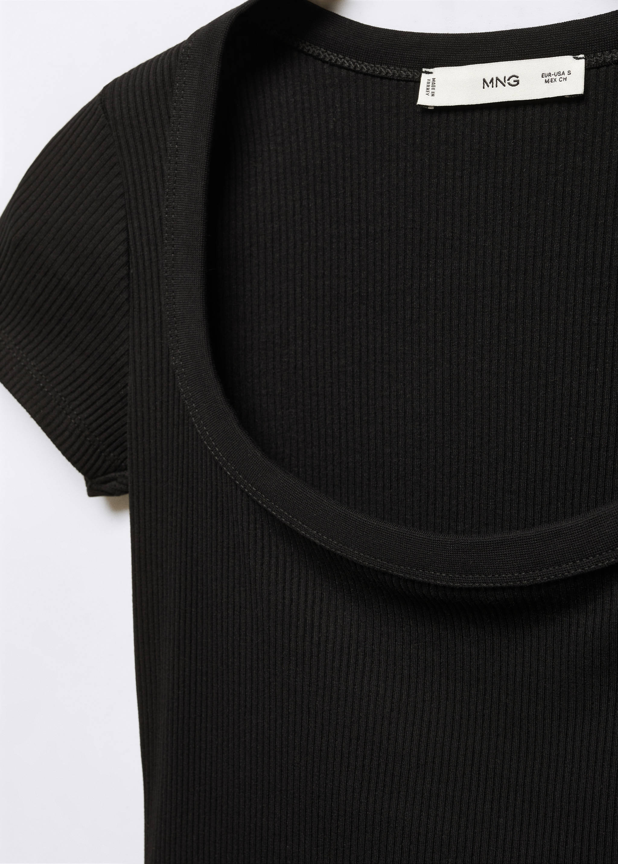 Low neck t-shirt - Details of the article 8