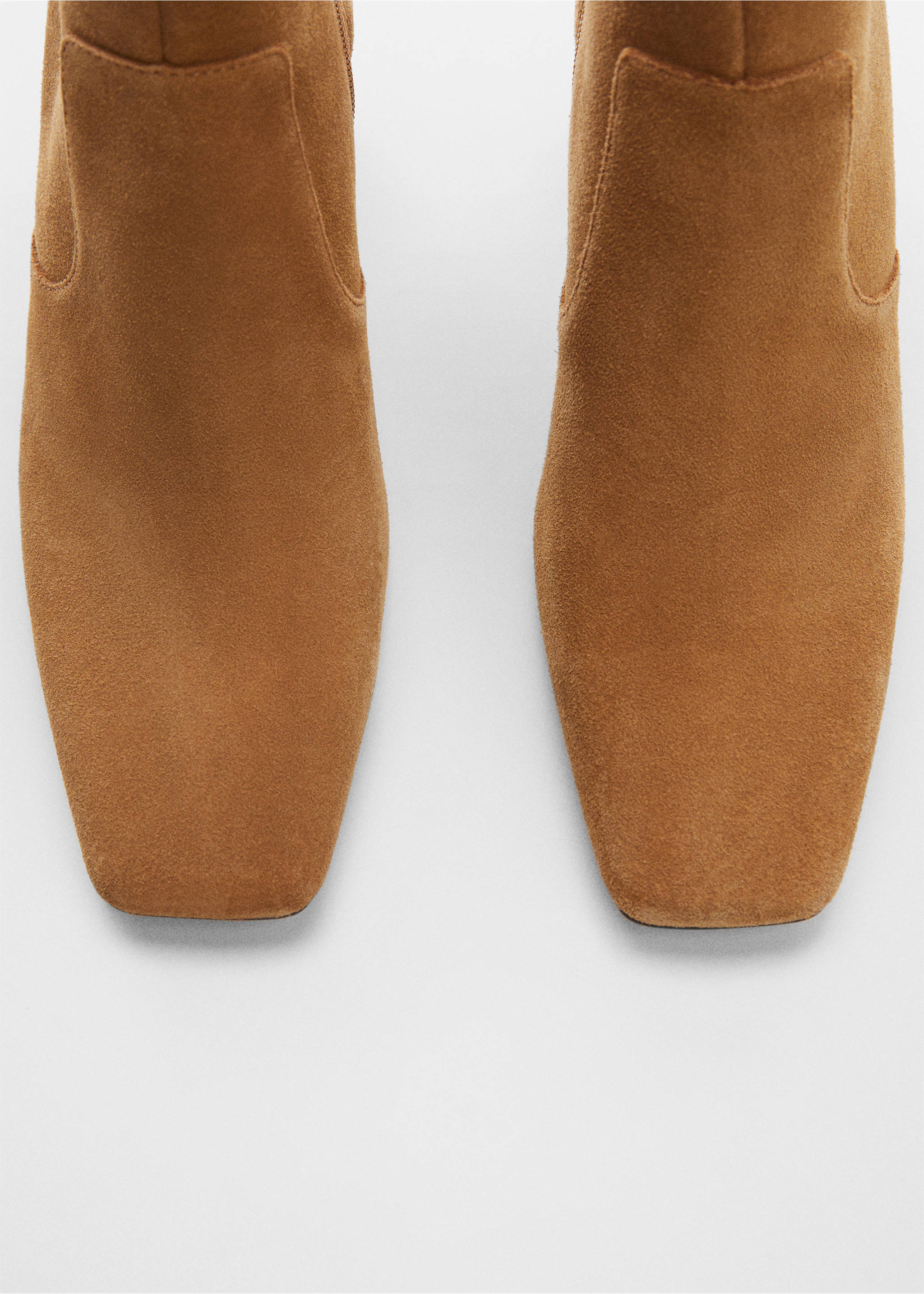 Stiefelette aus Rauleder mit Absatz - Detail des Artikels 2, Braun. Ref: 57084389-00.