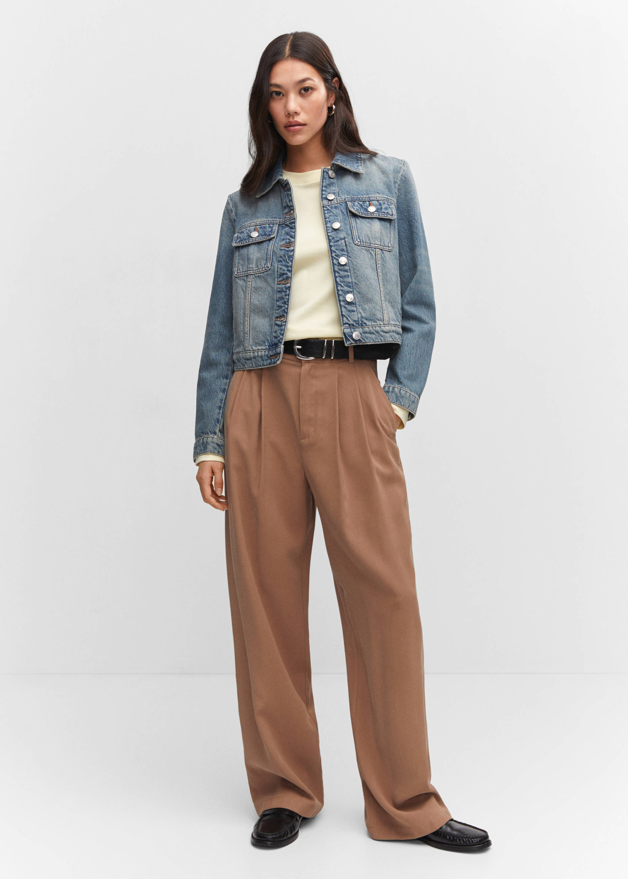 Cazadora vaquera bolsillos - Plano general