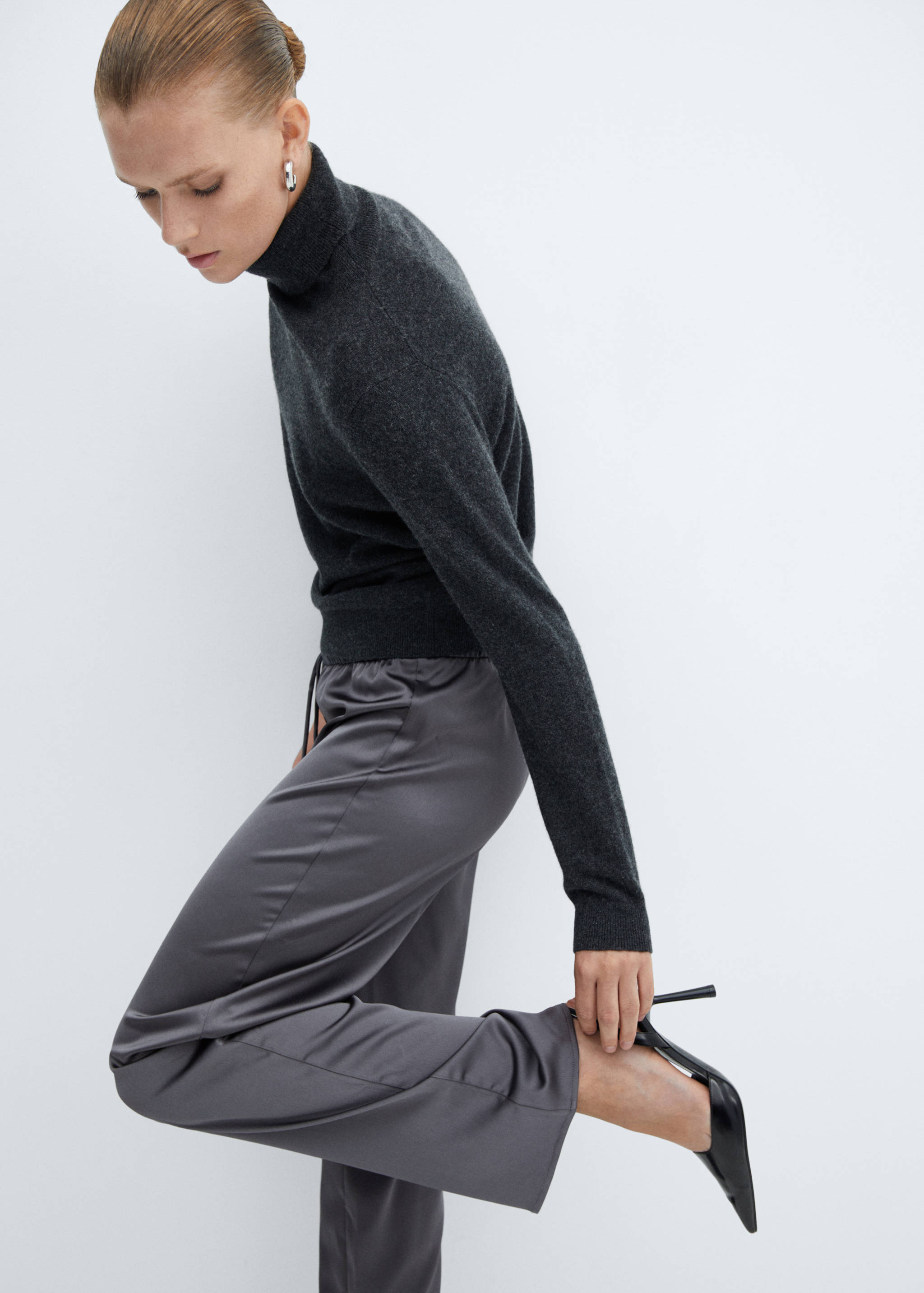 Satin-finish elastic waist pants - Details of the article 2