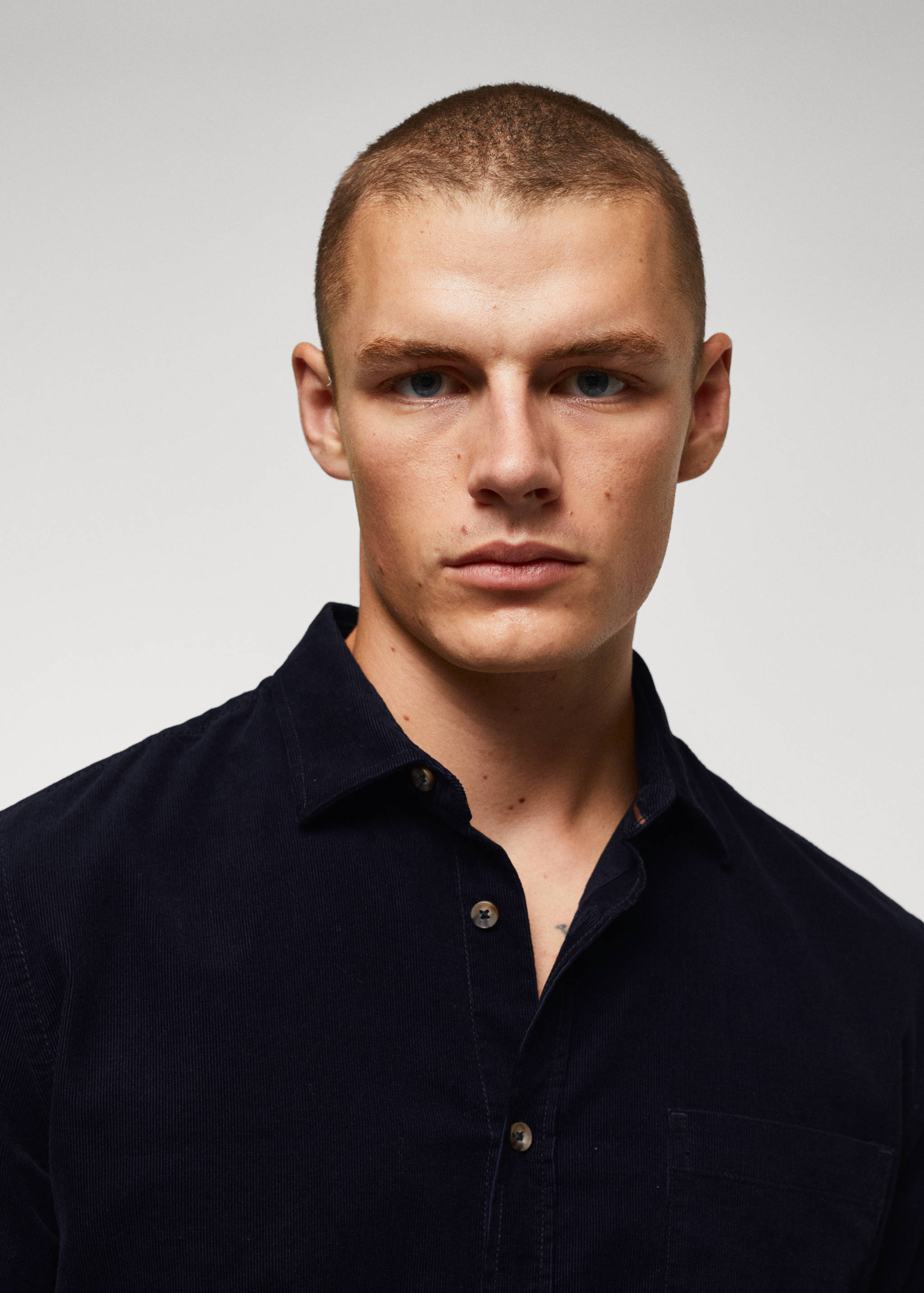 Regular Fit-Hemd aus Feincord - Detail des Artikels 2