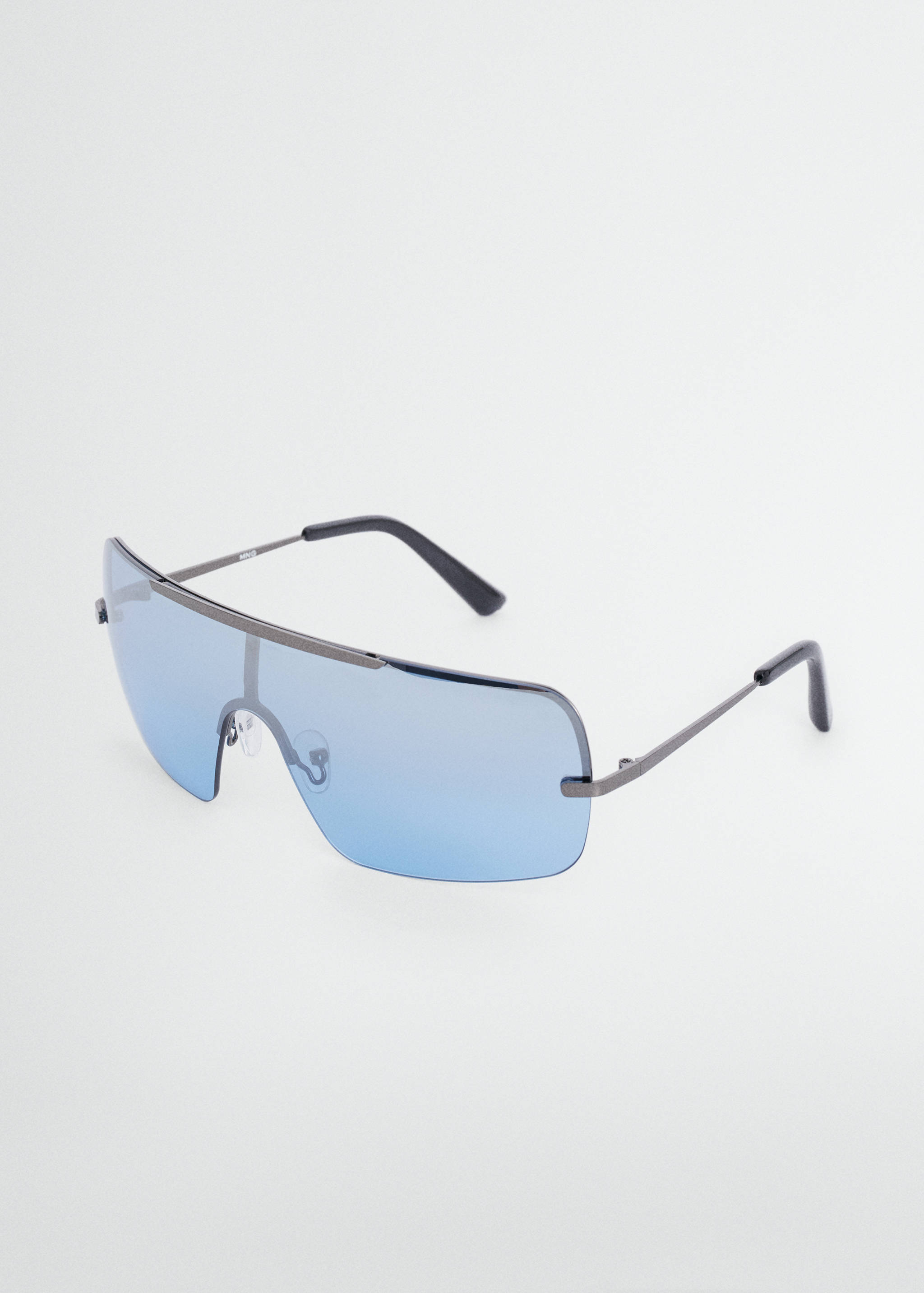 Lunettes de soleil écran - Plan moyen