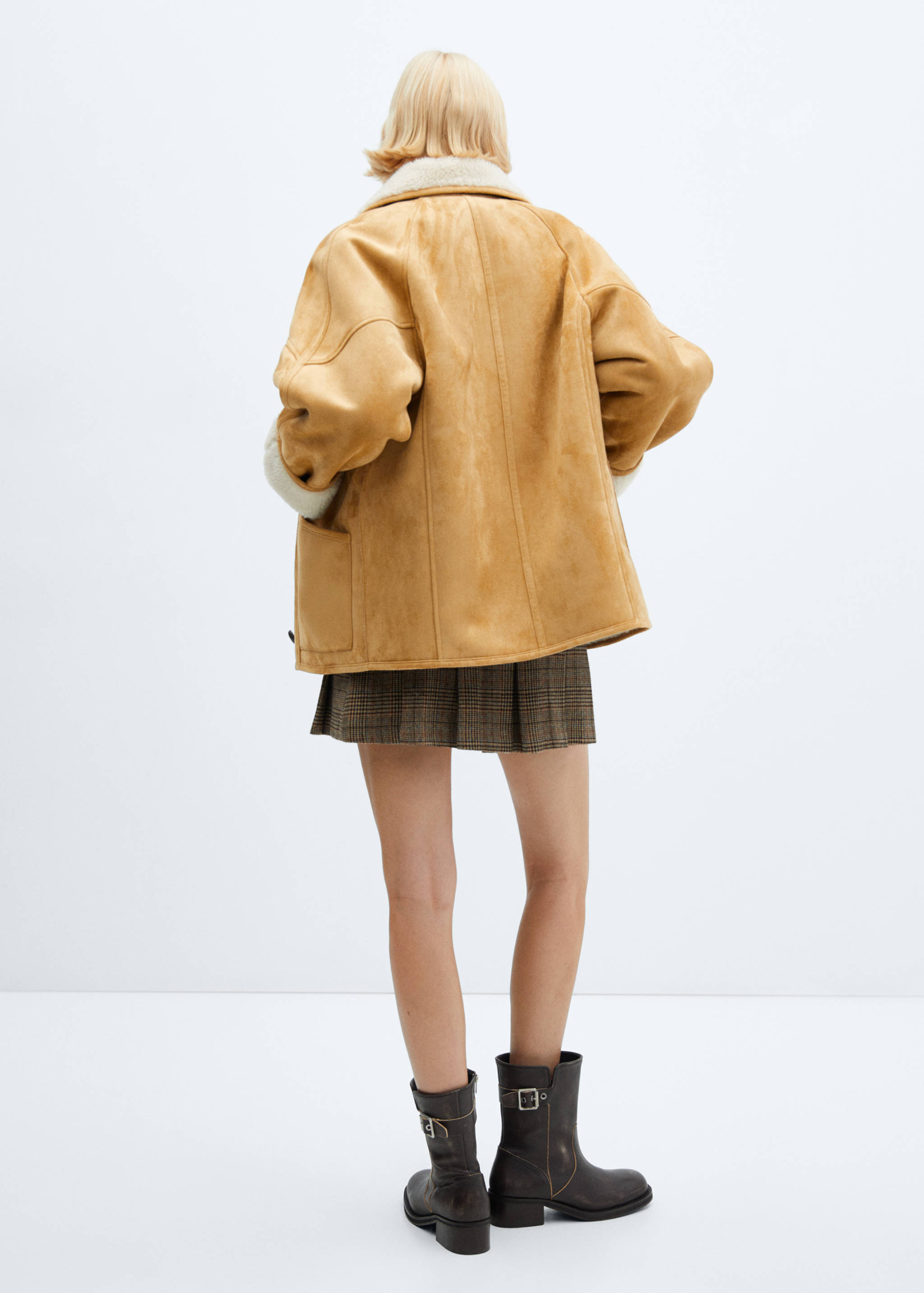 Shearling-lined coat with buttons - Reverse of the article