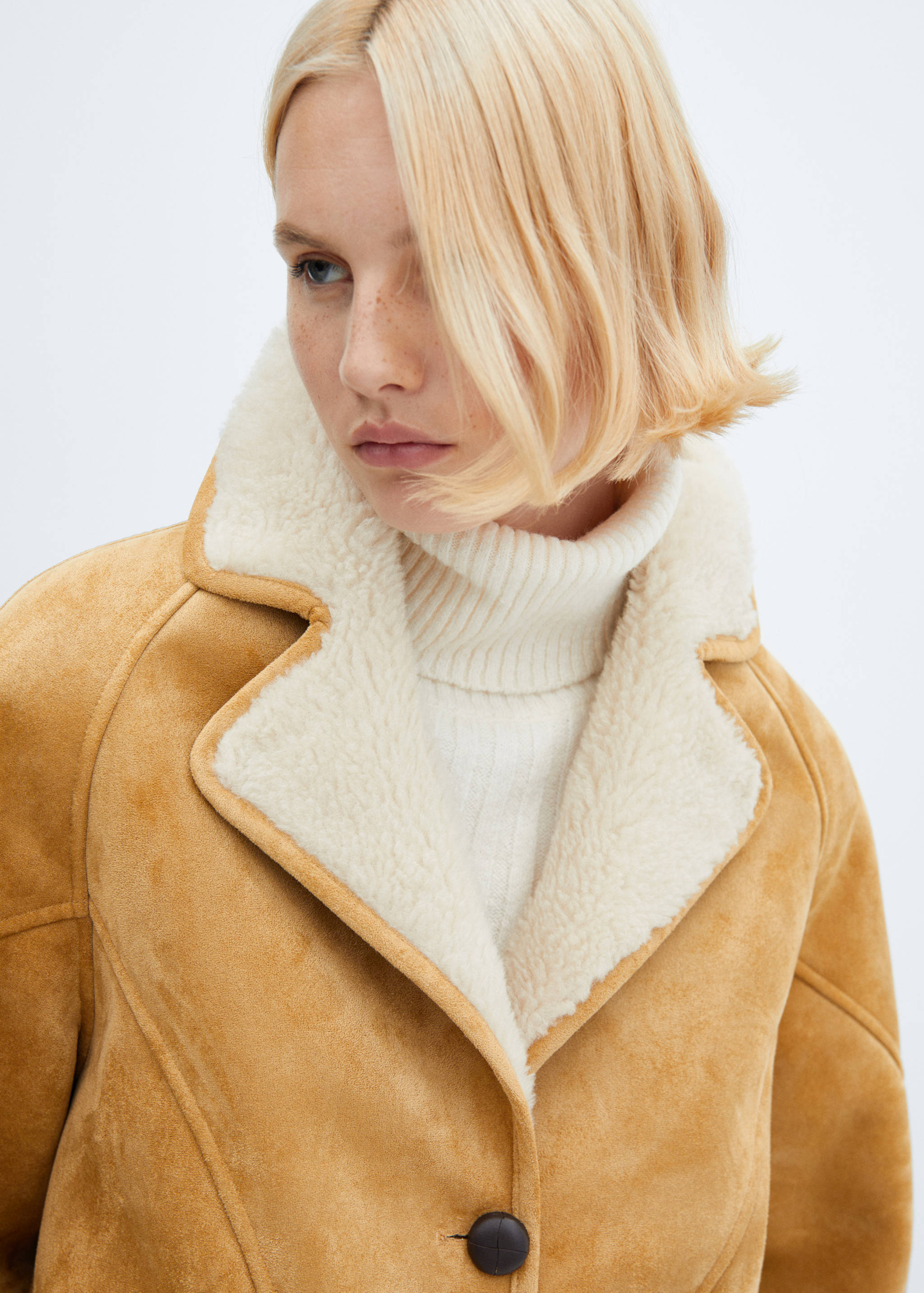Shearling-lined coat with buttons - Details of the article 1