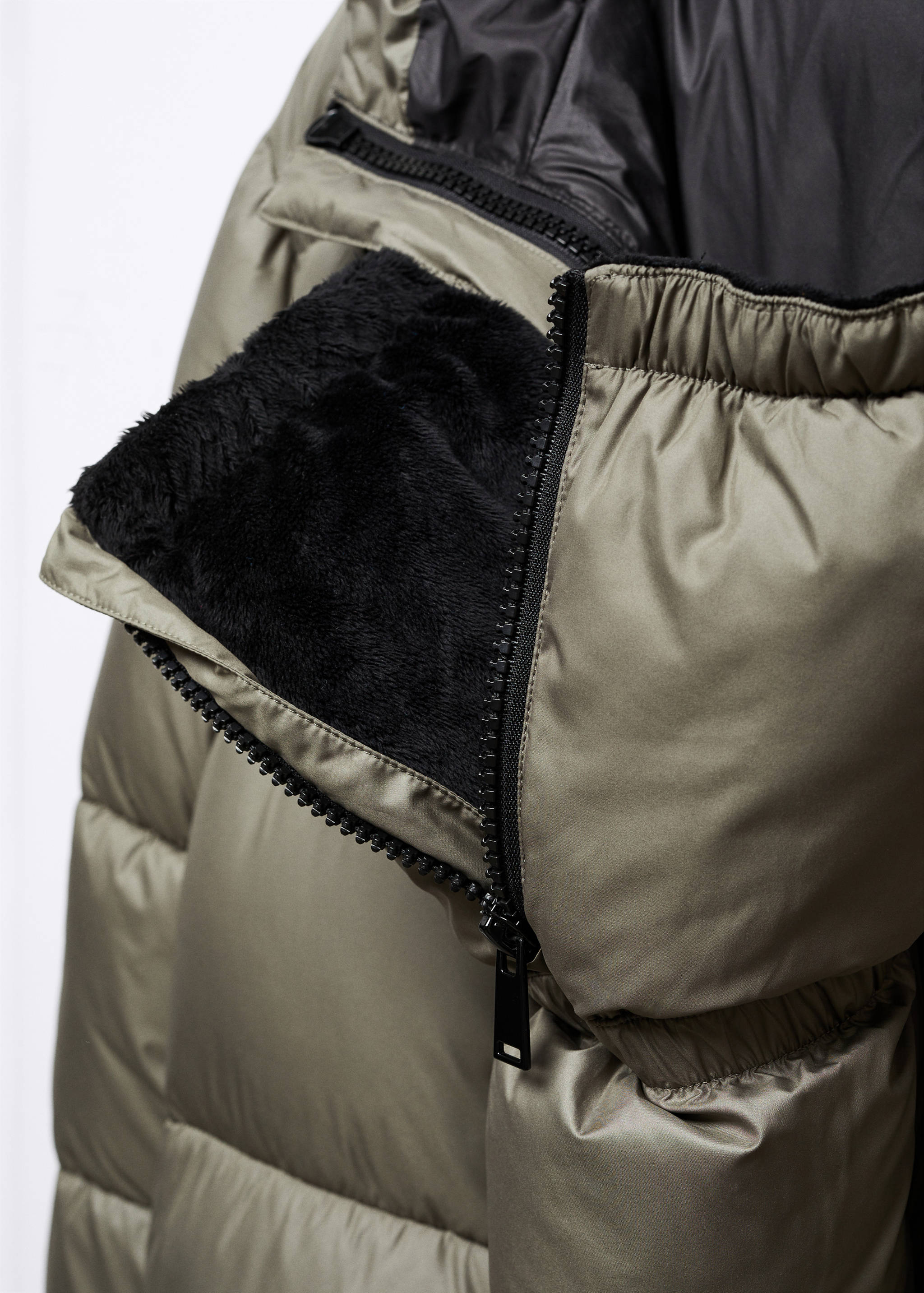Padded carrying anorak with hood - Details of the article 0