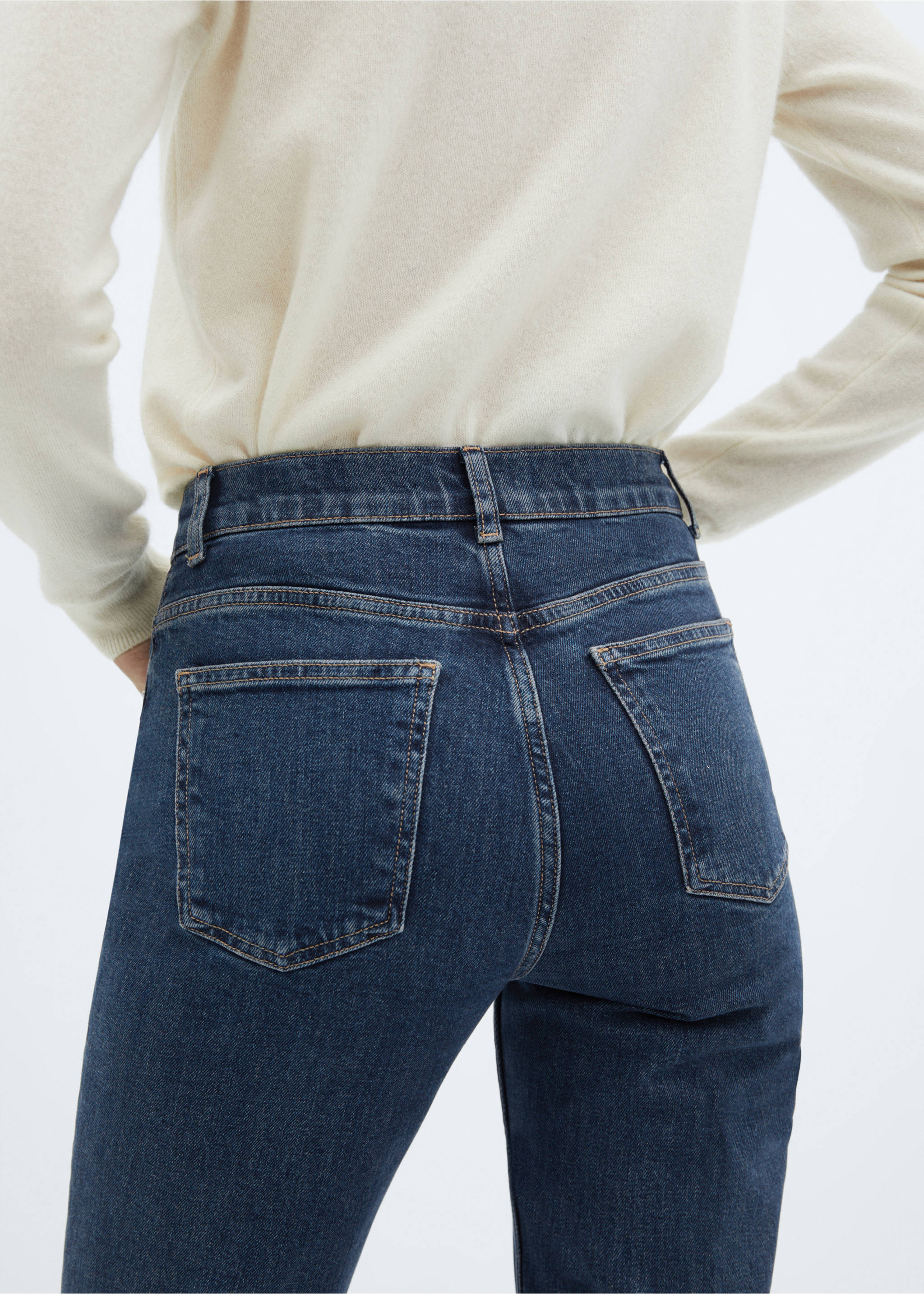 Medium-rise flared jeans - Details of the article 4, Dark Vintage Blue. Ref: 57087717-00.