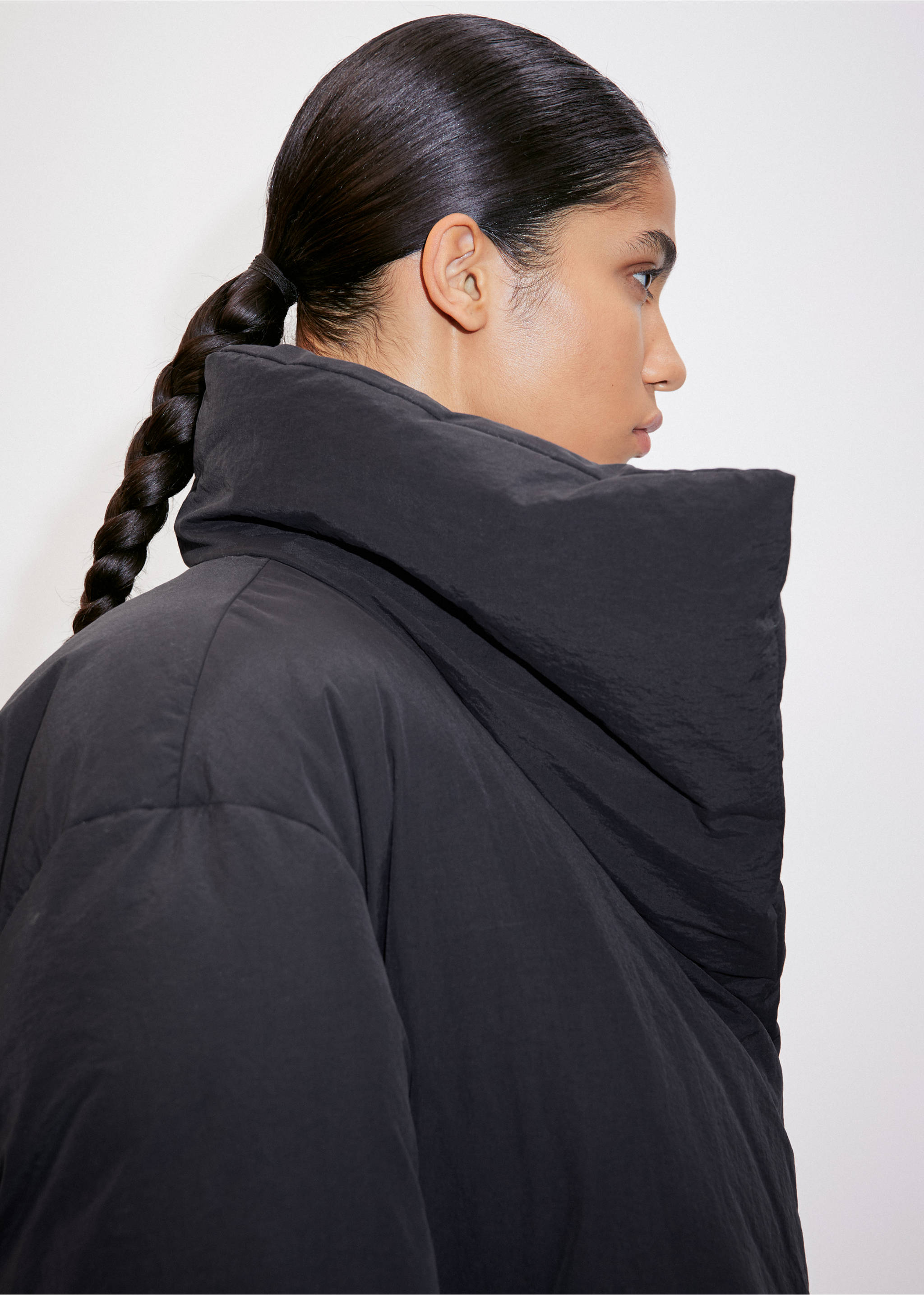 Short oversized padded anorak - Details of the article 1, Black. Ref: 57087727-00.