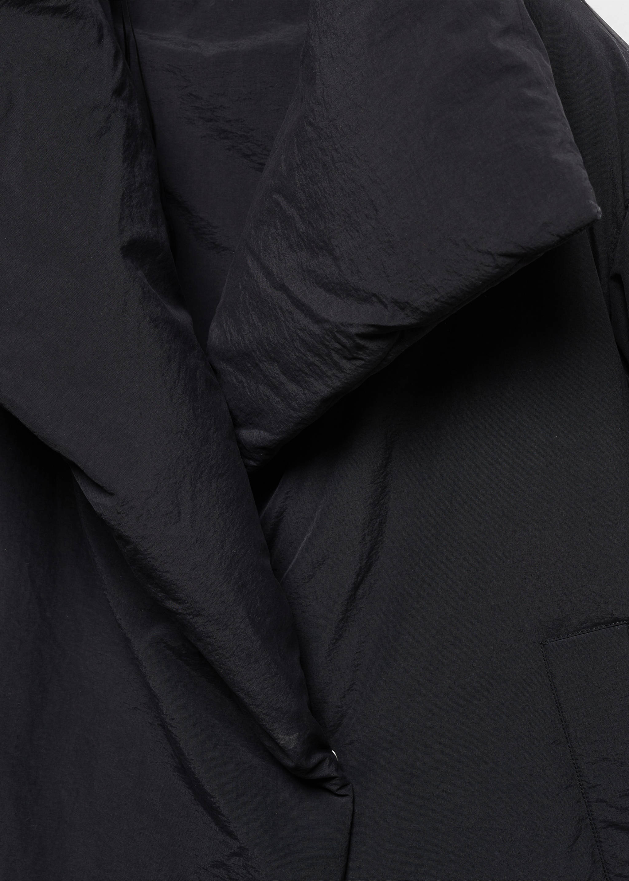Short oversized padded anorak - Details of the article 8, Black. Ref: 57087727-00.