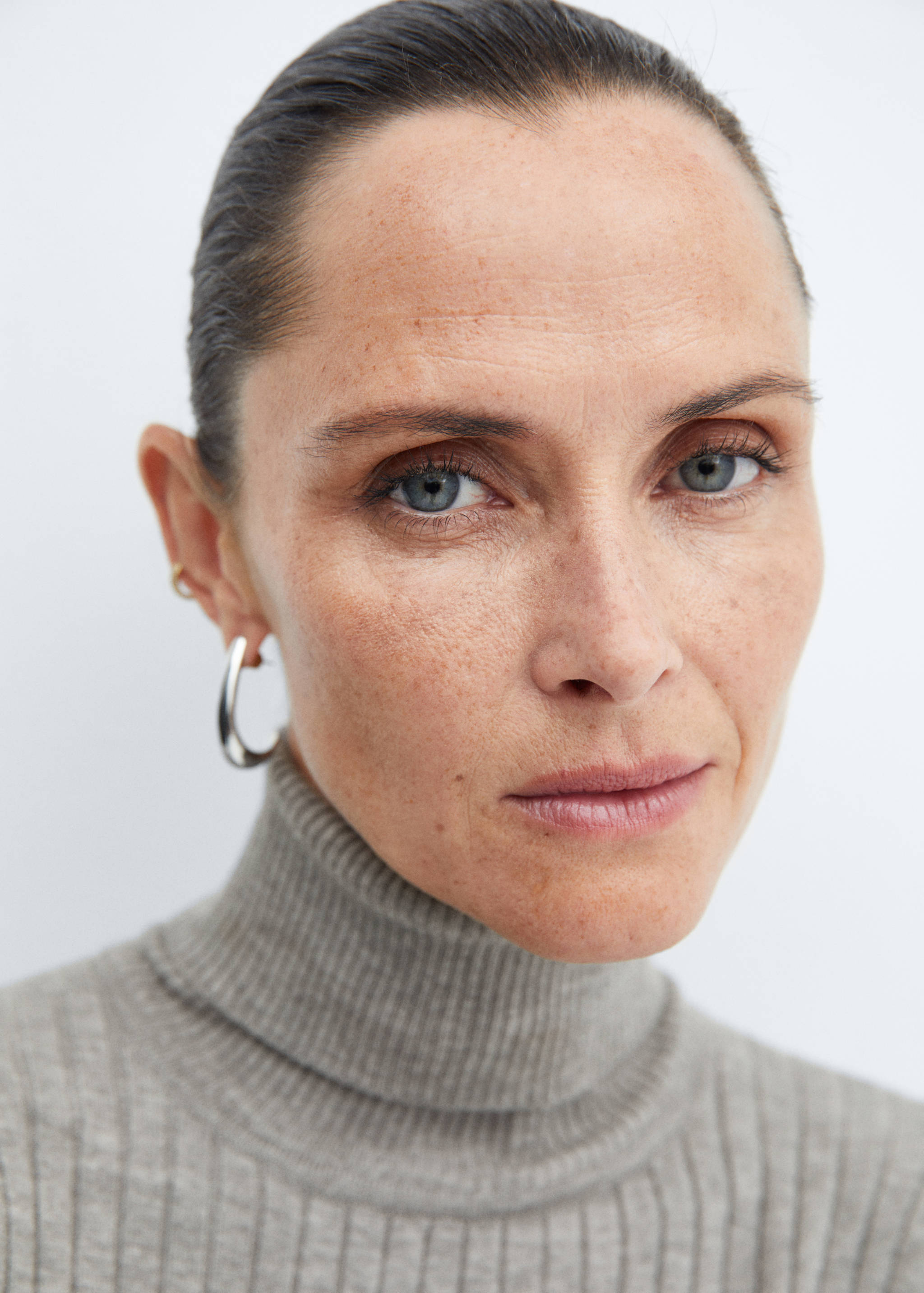 Vestido midi canelado com gola alta - Pormenor do artigo 1