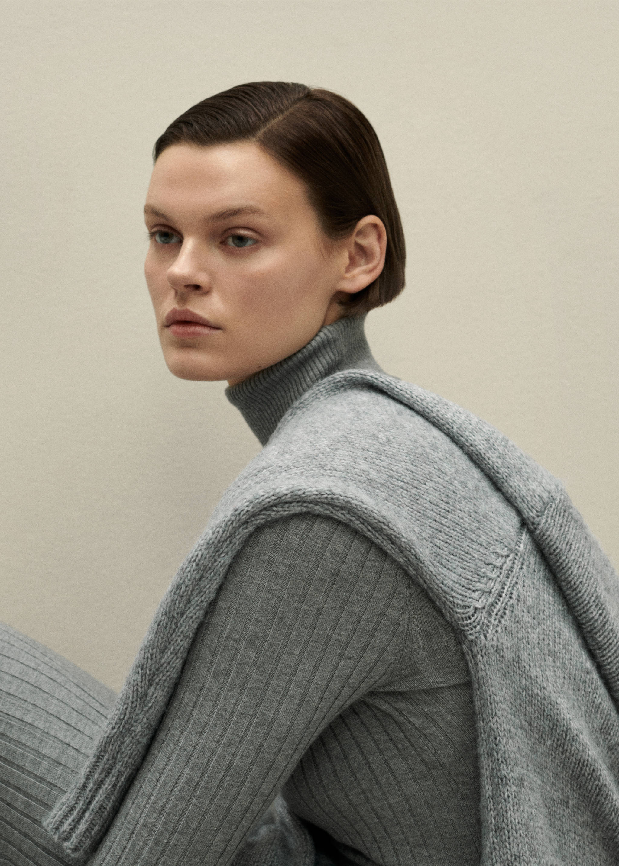 Vestido midi canelado com gola alta - Pormenor do artigo 6