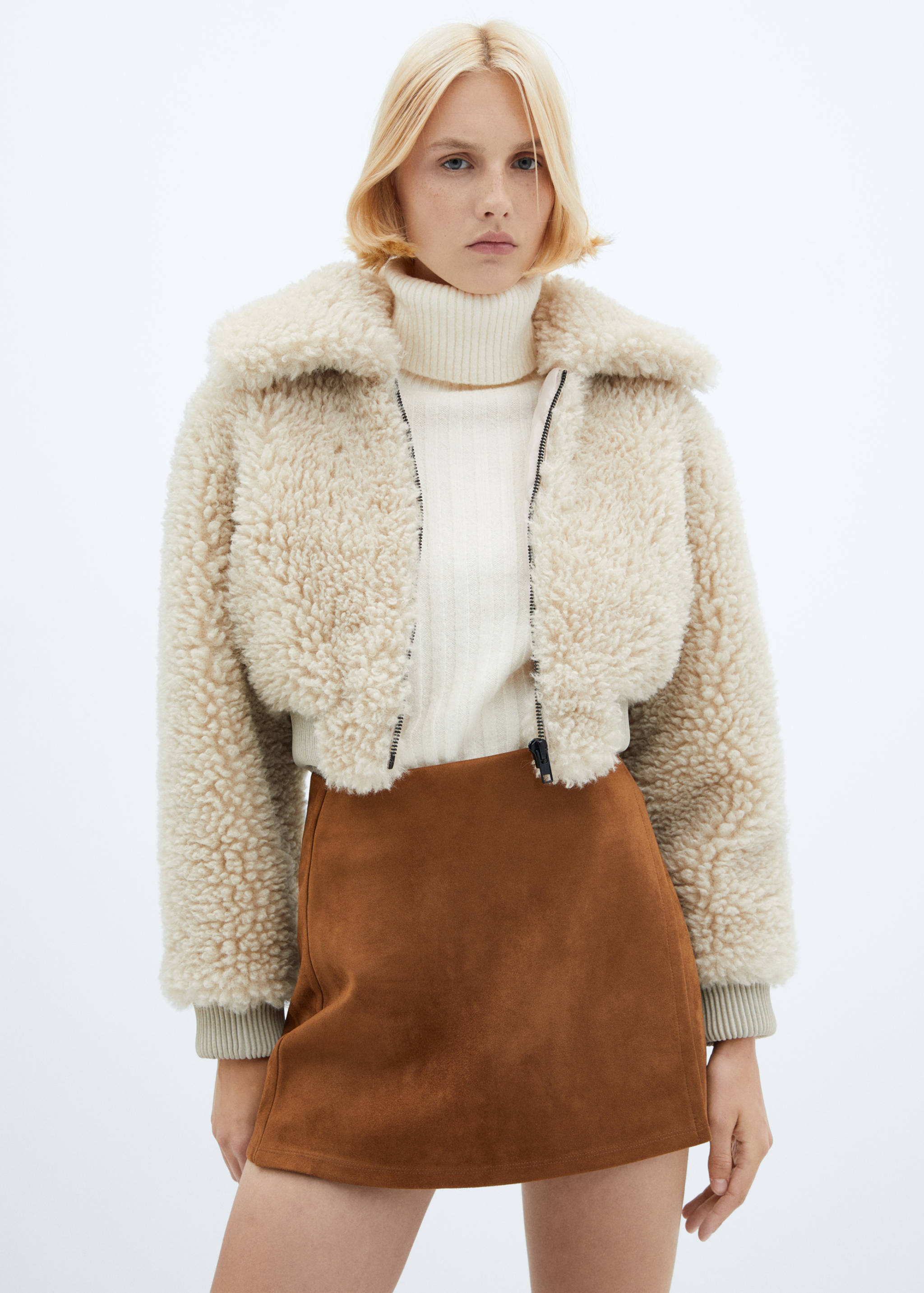 Minijupe suédine - Plan moyen