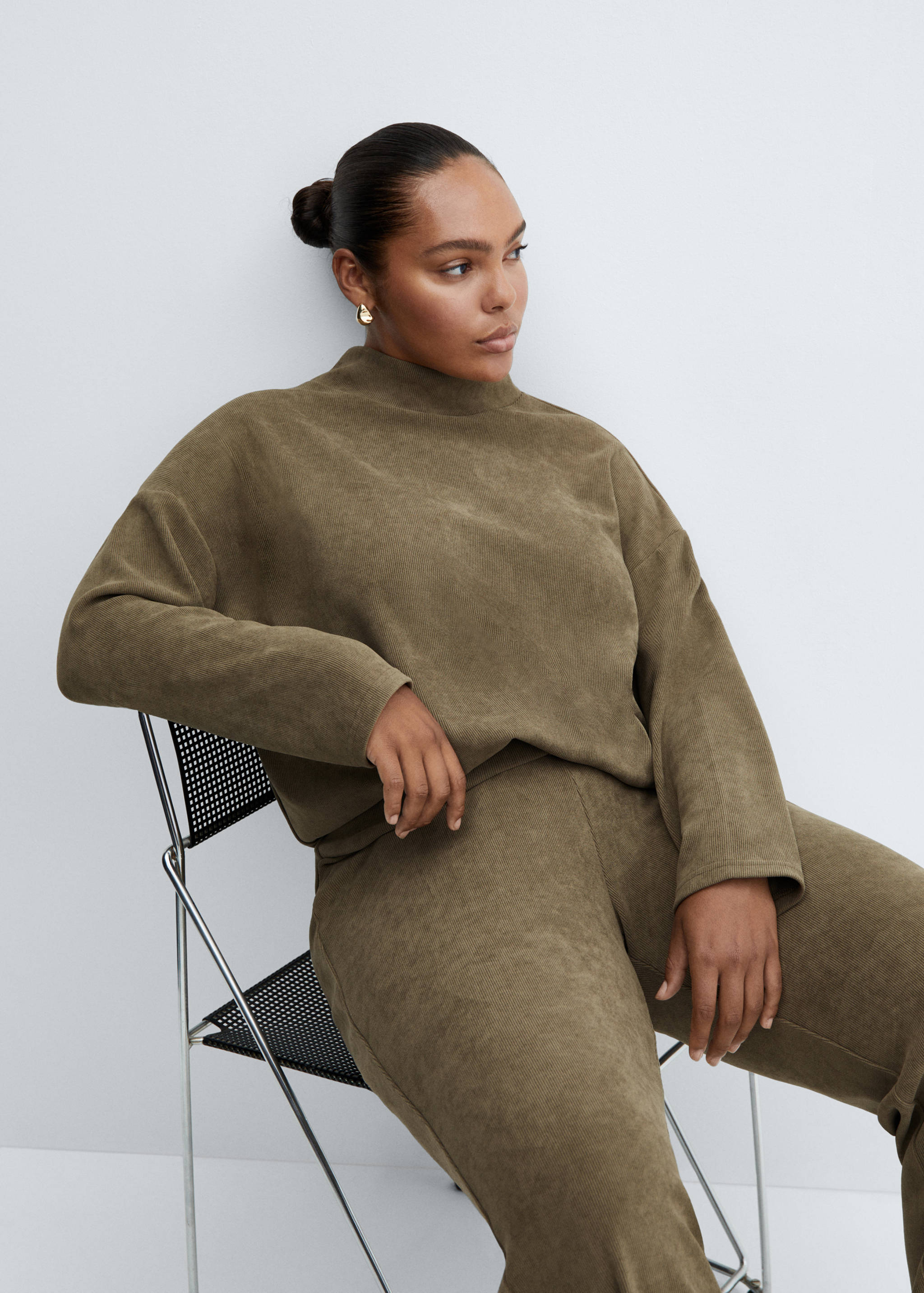 Corduroy trousers with elastic waist - Details of the article 4