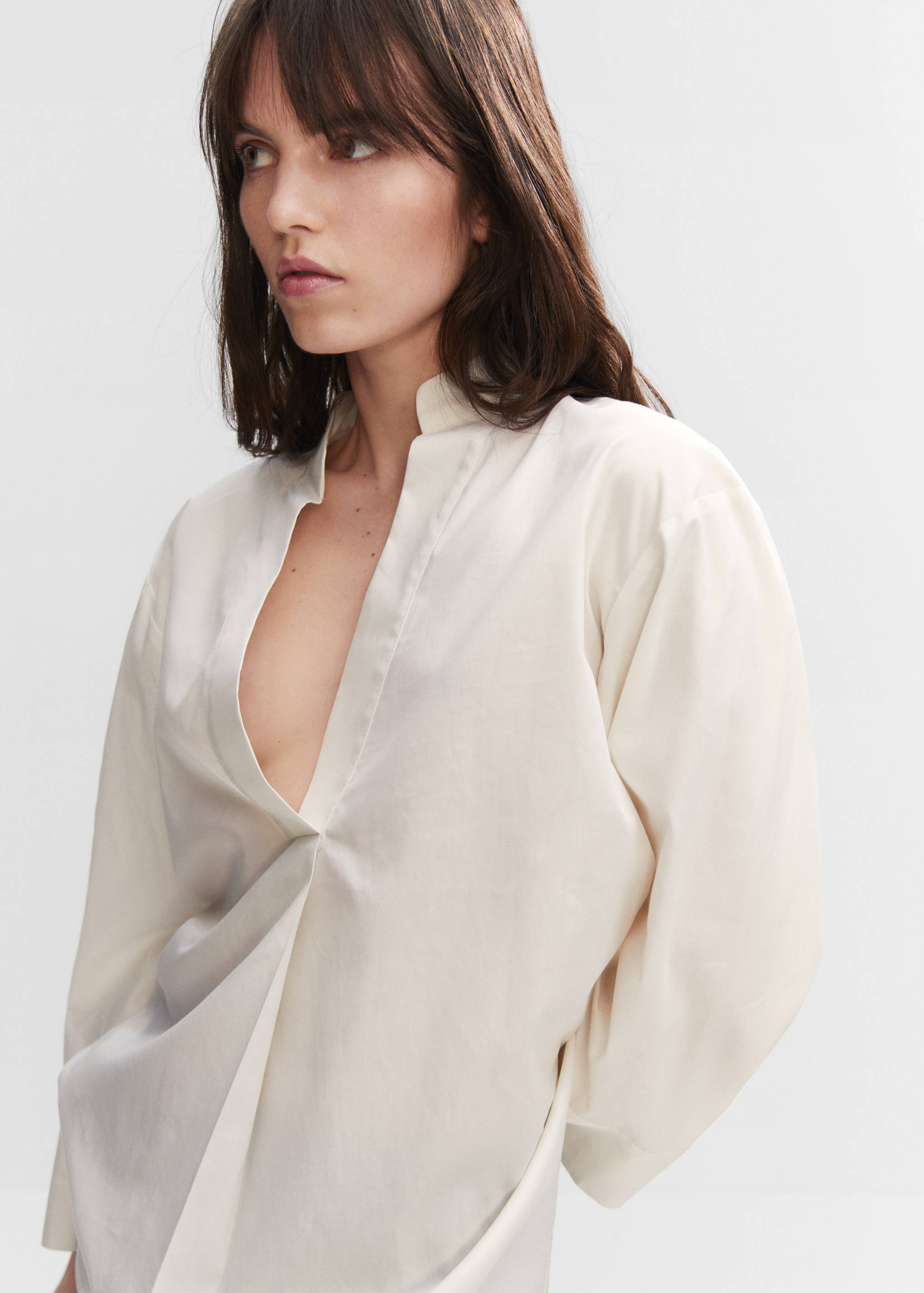 Oversized-Bluse mit V-Ausschnitt - Detail des Artikels 1