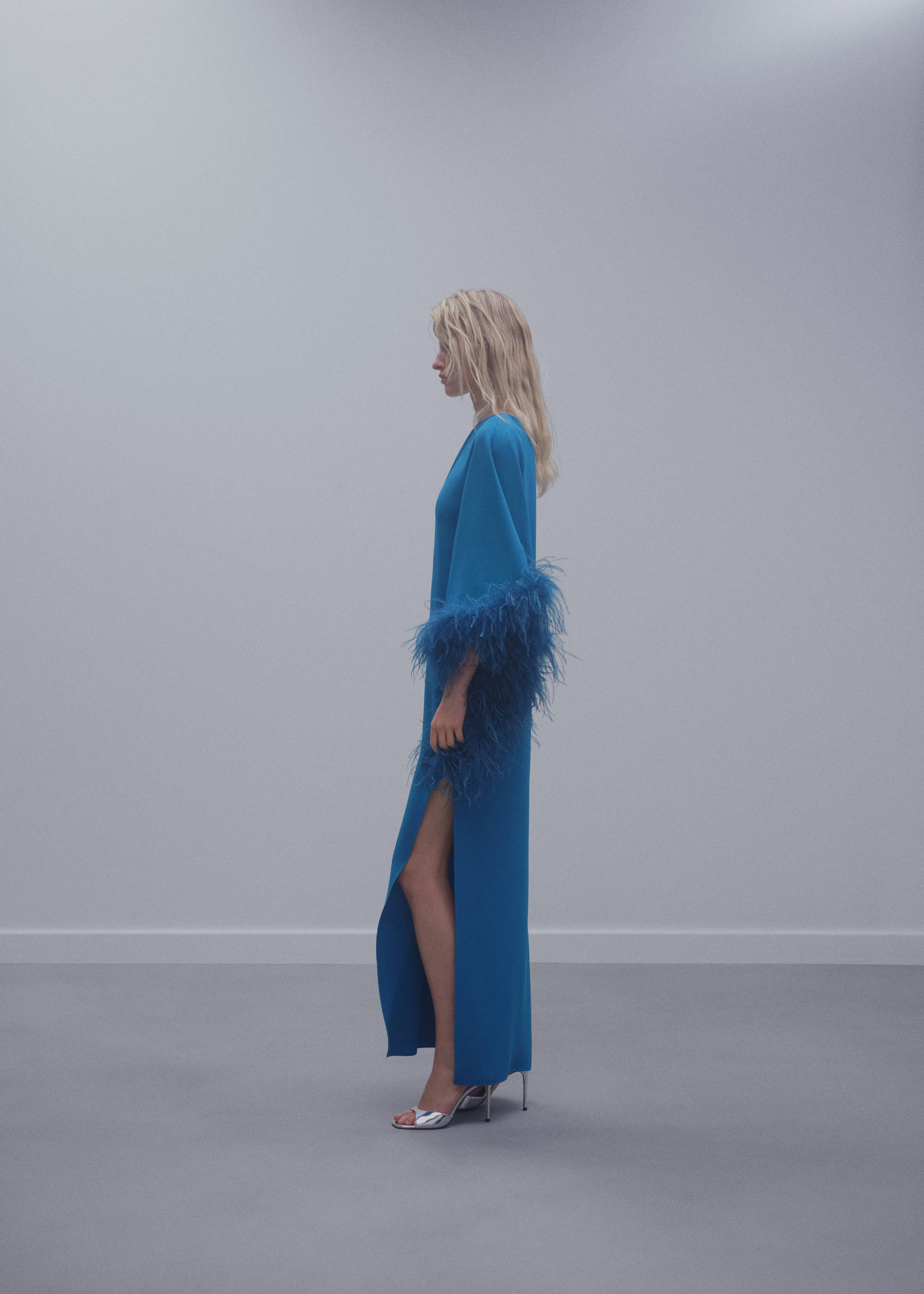 Satinert asymmetrisk kjole med fjær - Artikkeldetalj 2