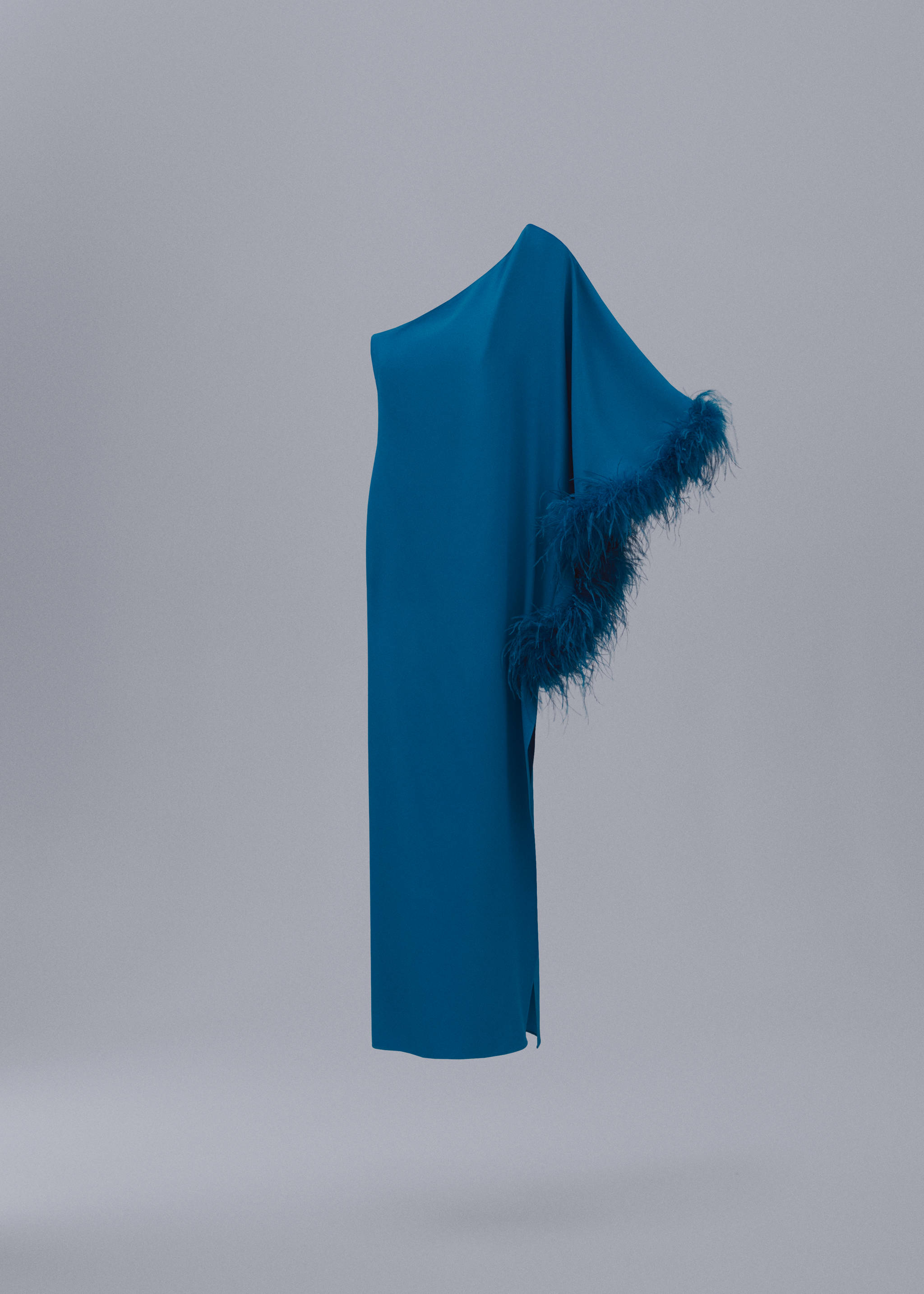 Satinert asymmetrisk kjole med fjær - Artikkel uten modell