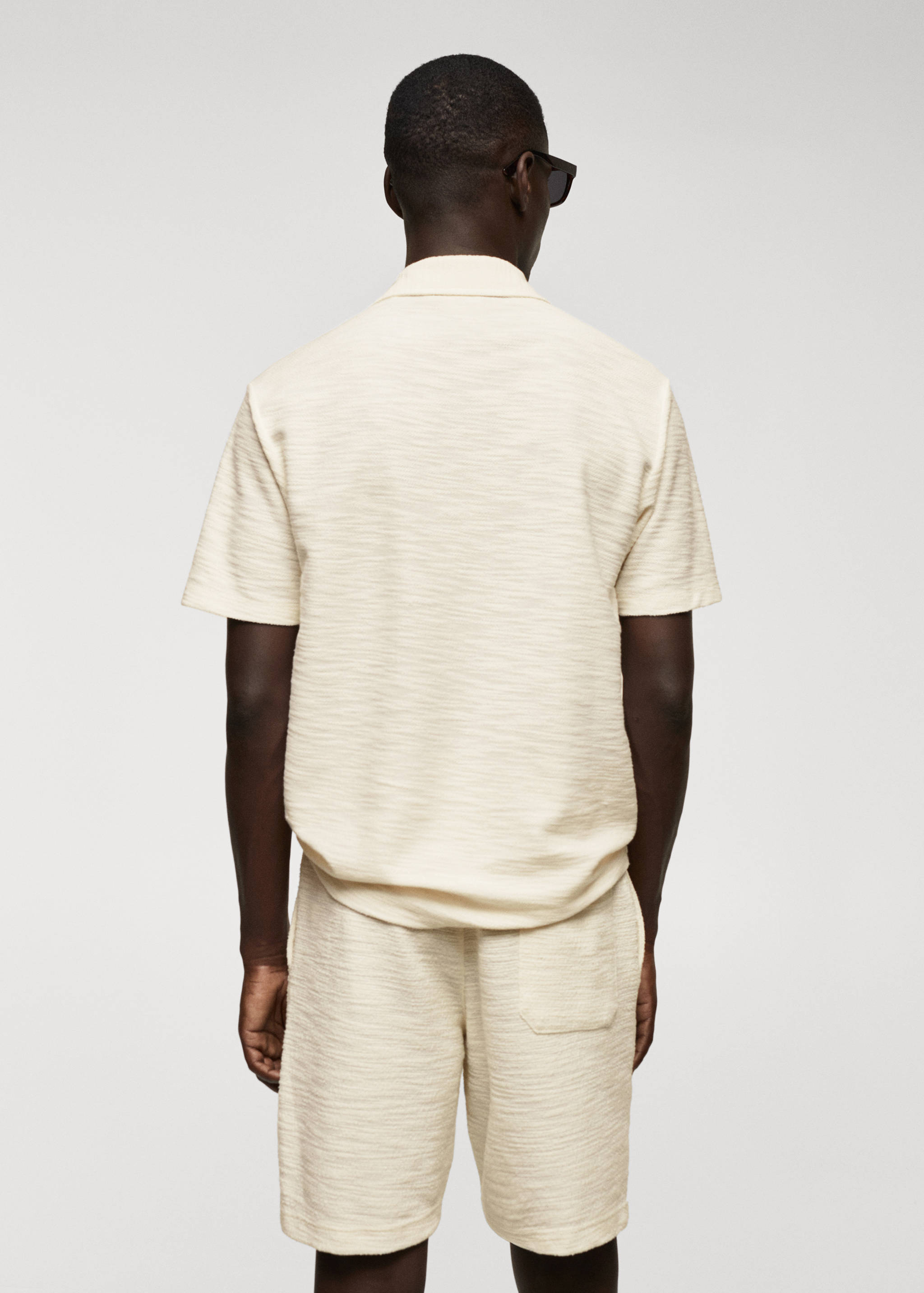 Strukturiertes Poloshirt mit Bowling-Kragen - Rückseite des Artikels