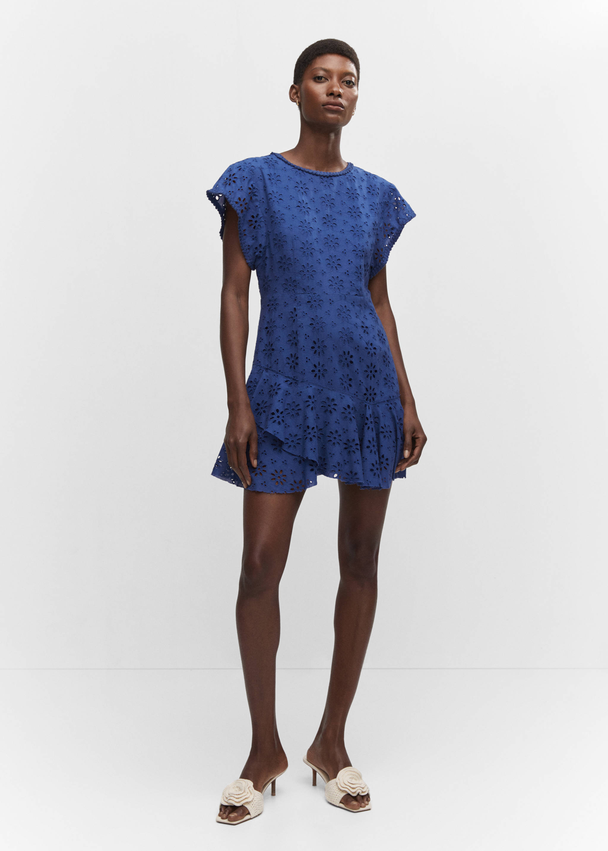 Vestido calados bordados - Plano general