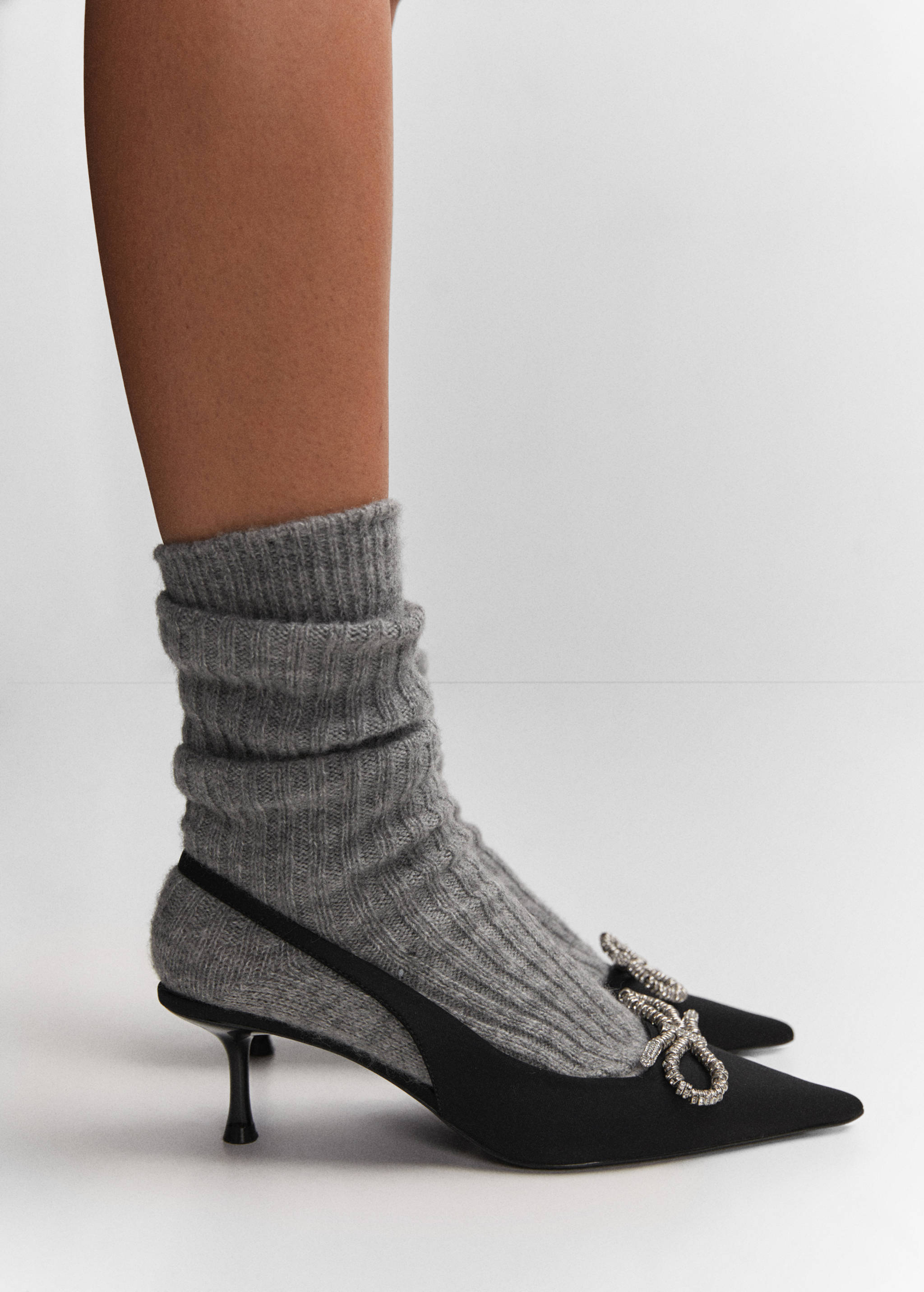 Schuh mit strassbesetztem Schleifendetail - Detail des Artikels 9