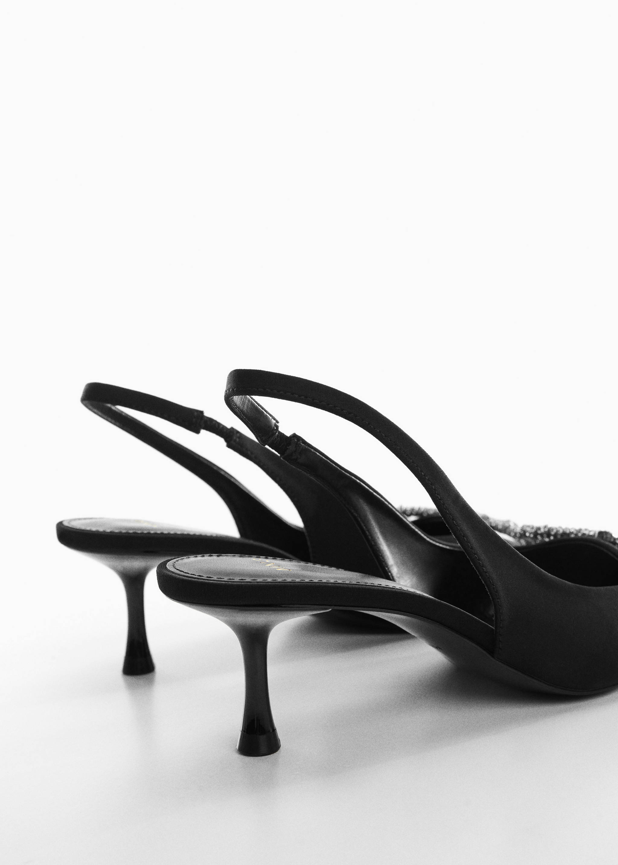 Schuh mit strassbesetztem Schleifendetail - Detail des Artikels 2