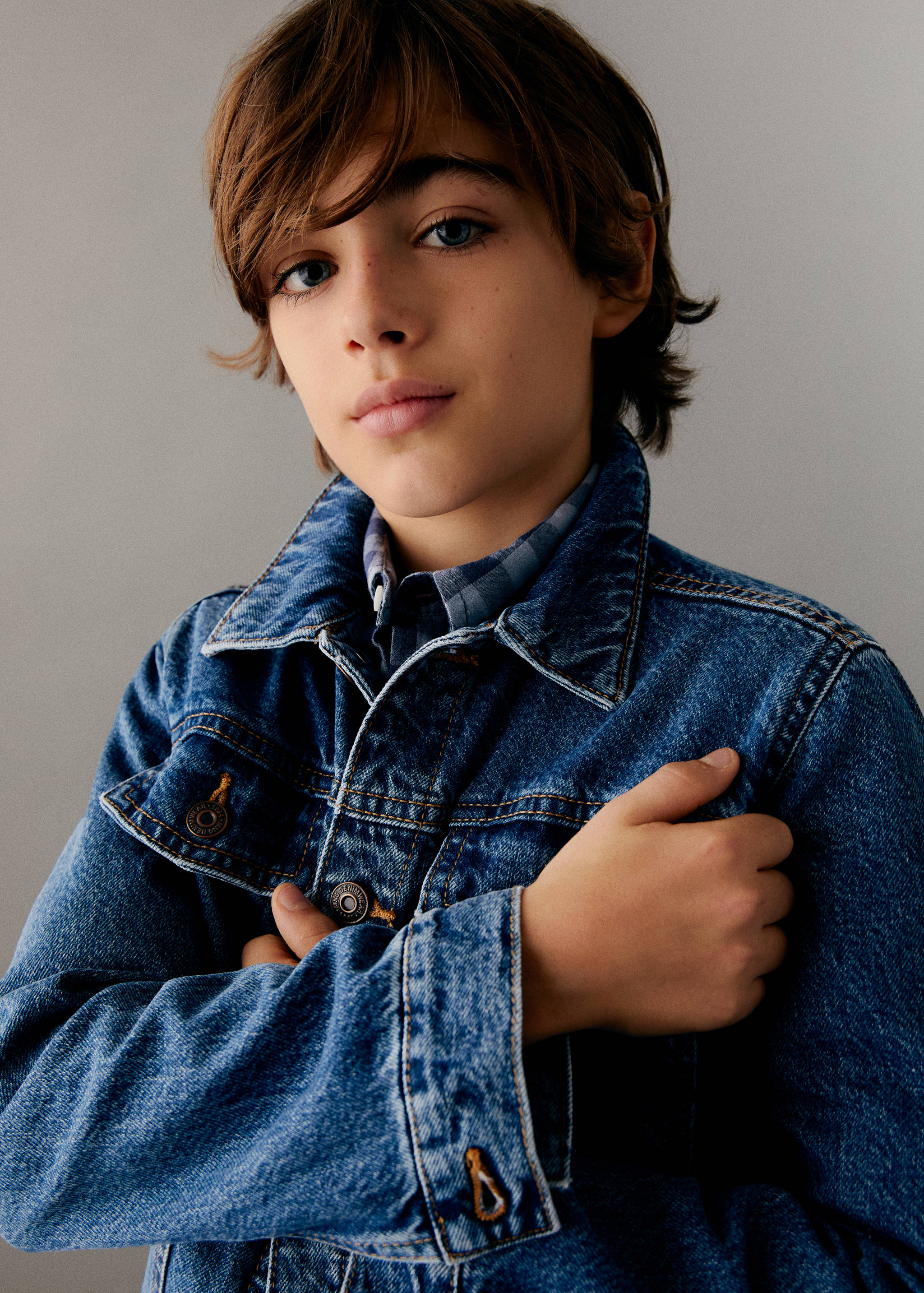 Jeansjacke mit Taschen - Mittlere Ansicht