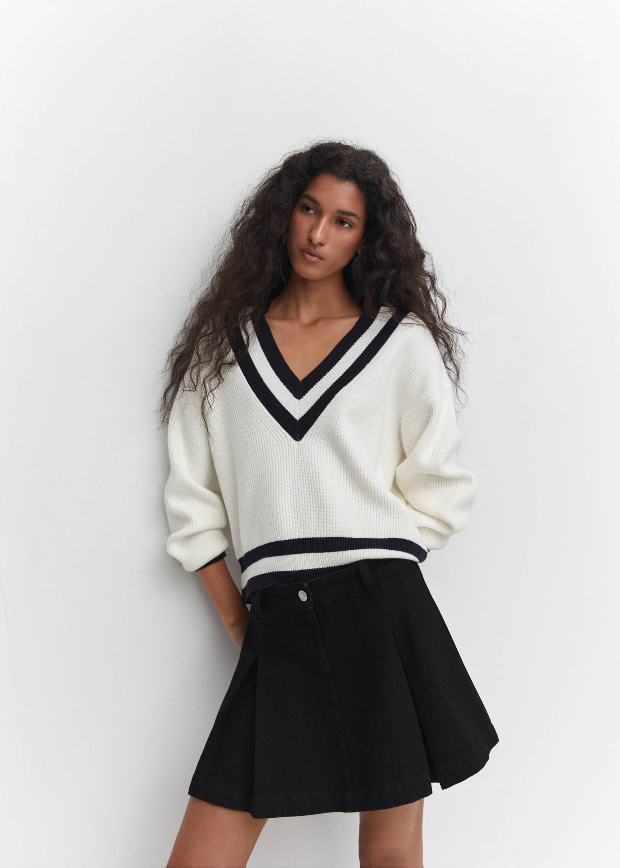 Pleated denim mini-skirt - Details of the article 2, Black denim. Ref: 57093802-00.