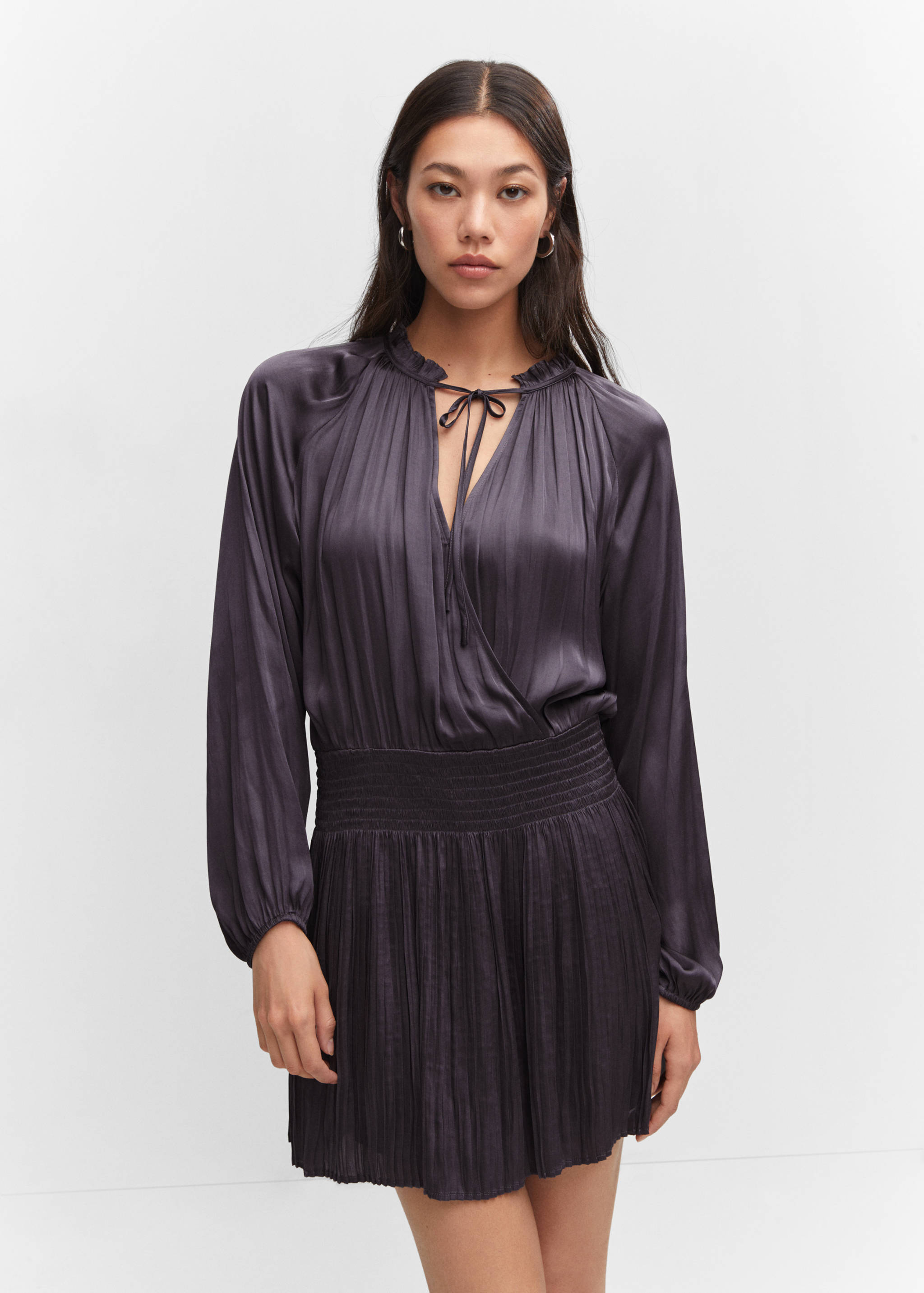 Satiniertes Plissée-Kleid - Mittlere Ansicht