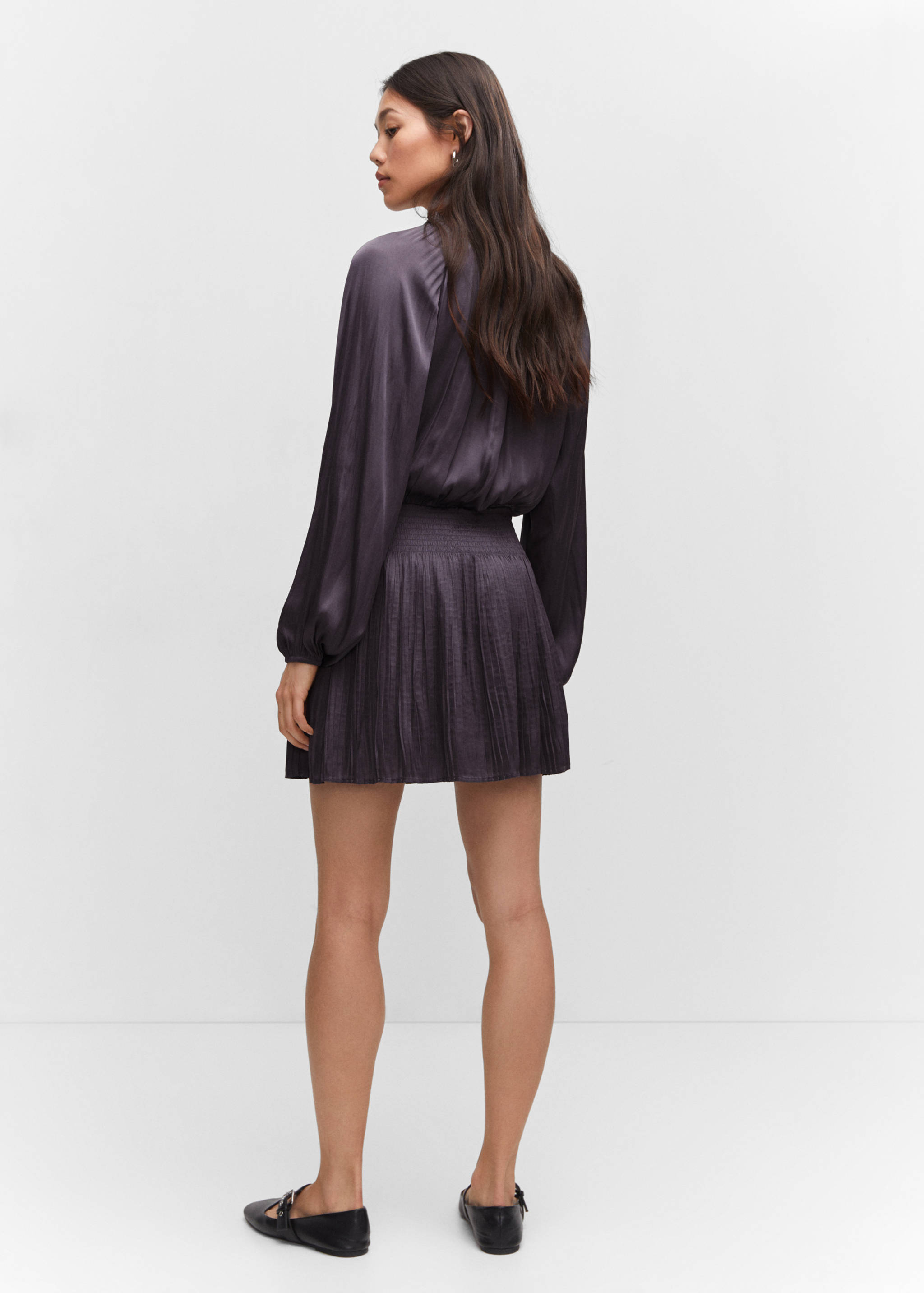 Satiniertes Plissée-Kleid - Rückseite des Artikels