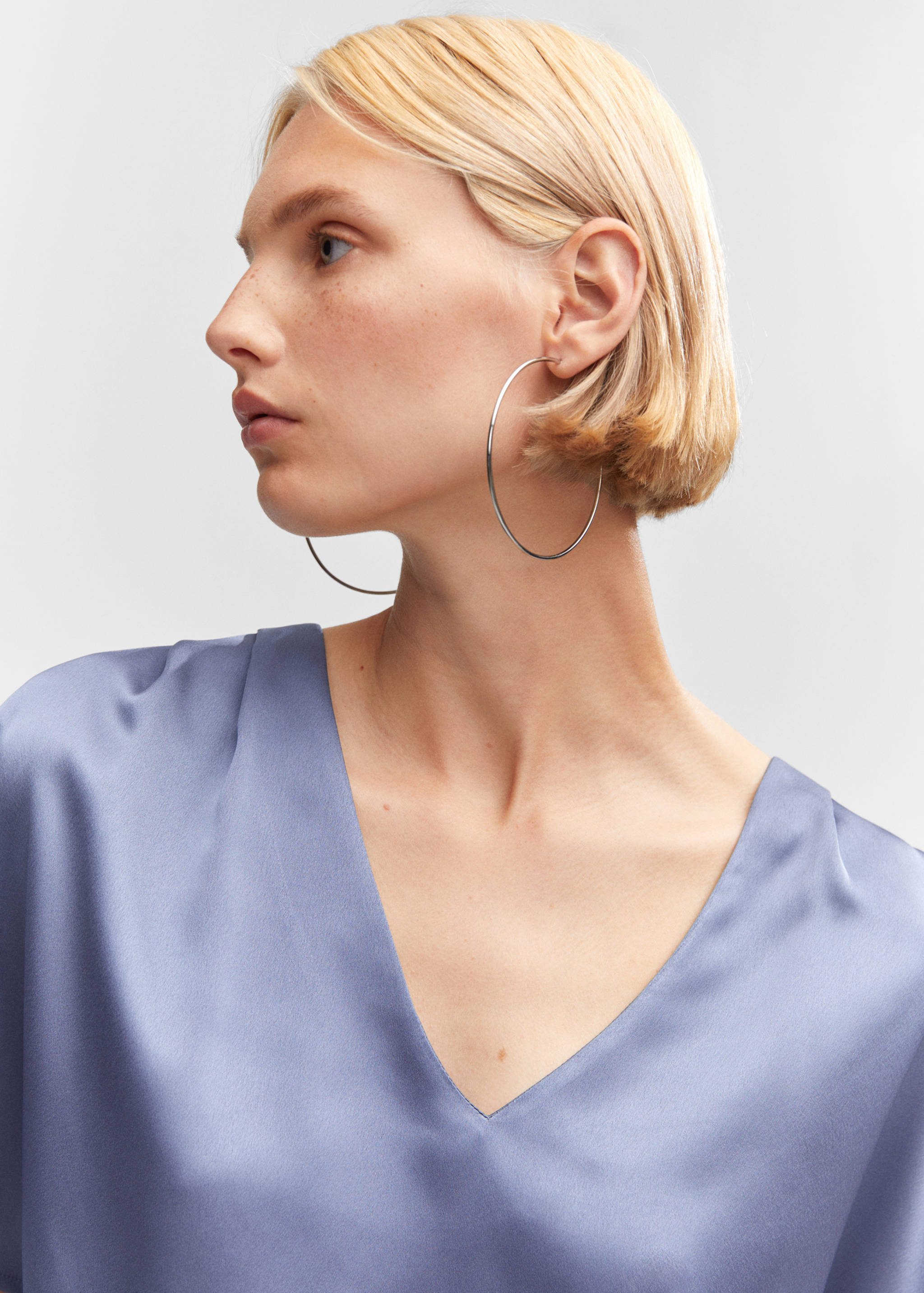 Short-sleeved satin blouse - Details of the article 1