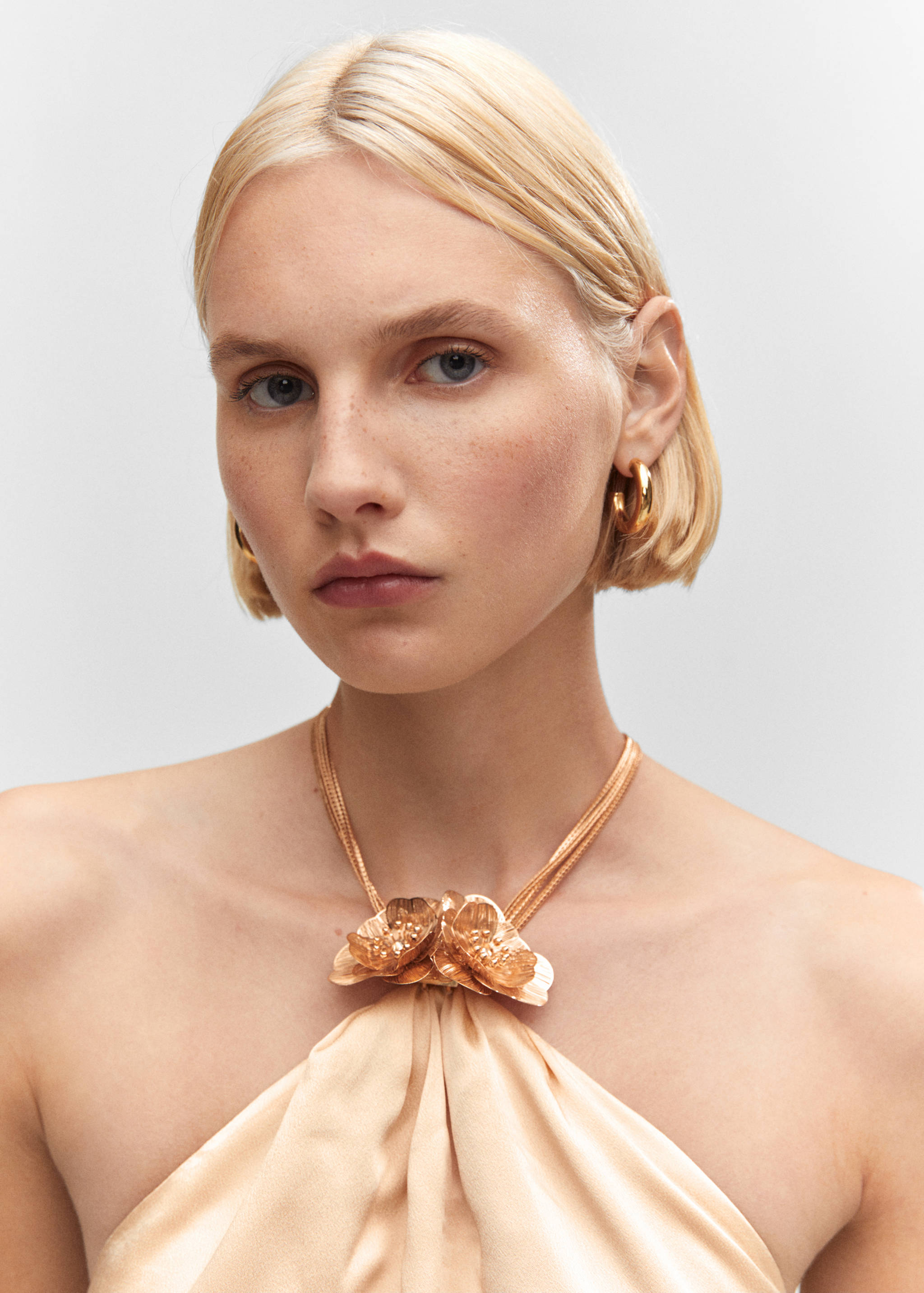 Metallic top with flower detail - Details of the article 1