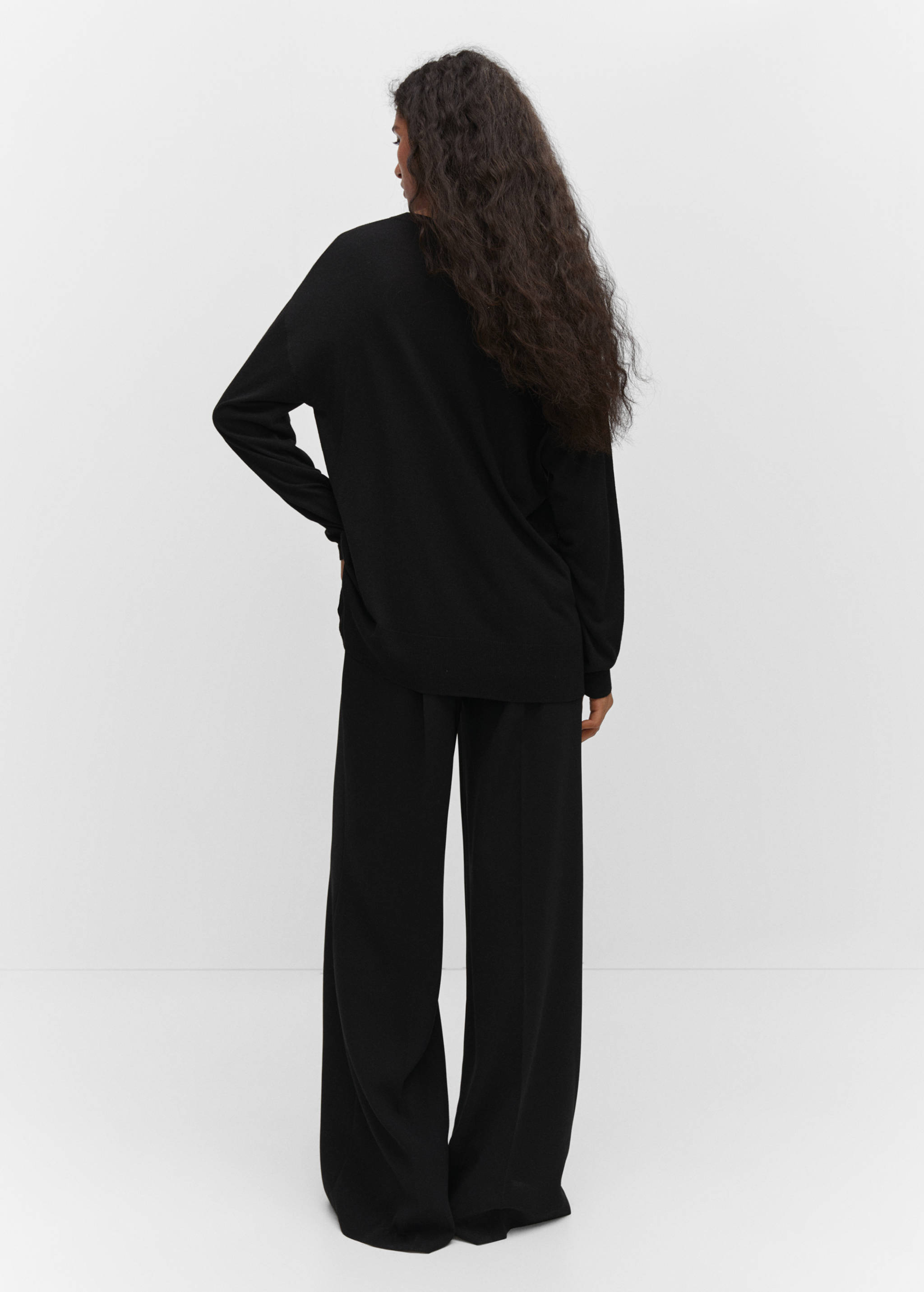 Pullover mit V-Ausschnitt und Cut-Outs - Rückseite des Artikels