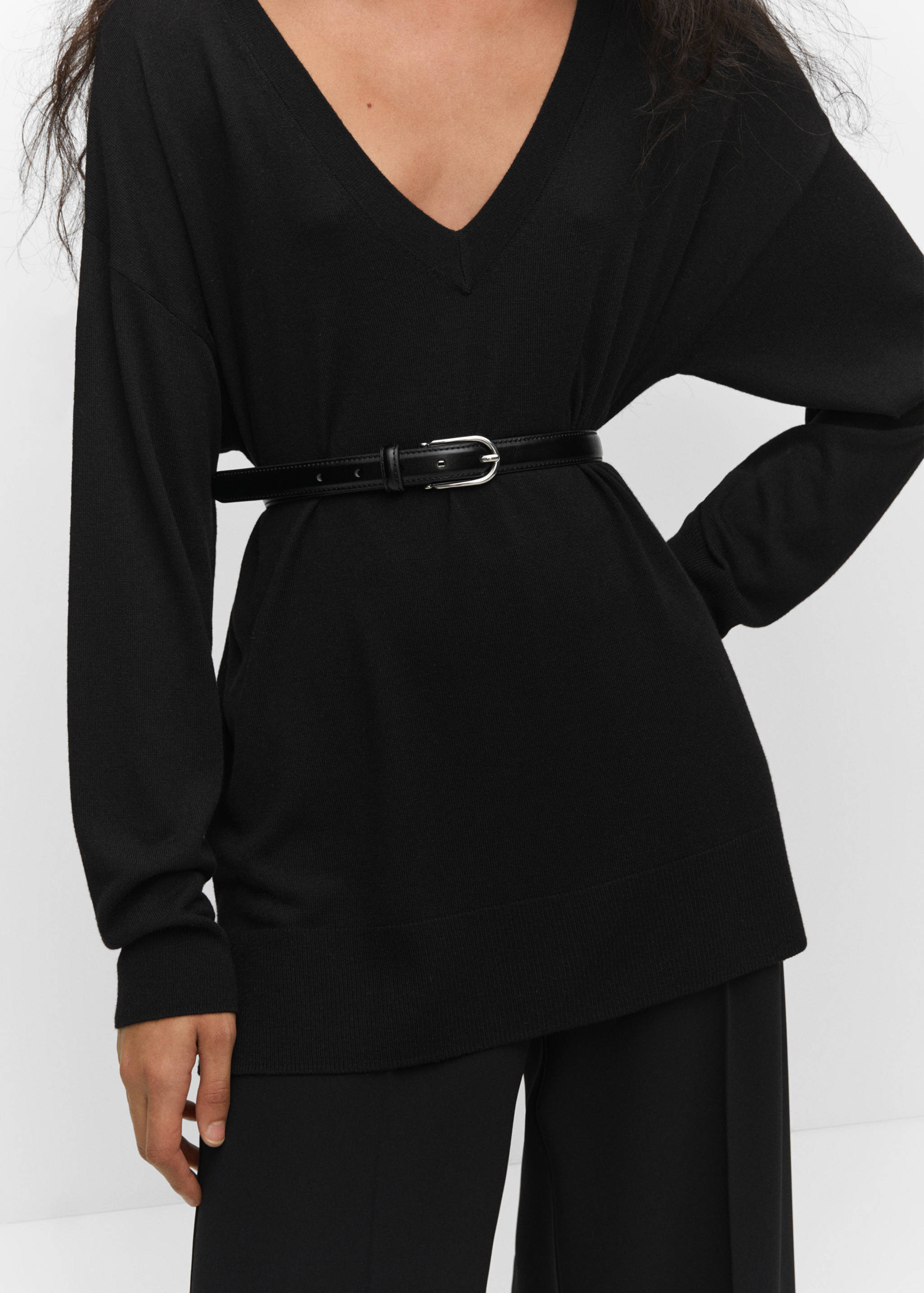 Pullover mit V-Ausschnitt und Cut-Outs - Detail des Artikels 1