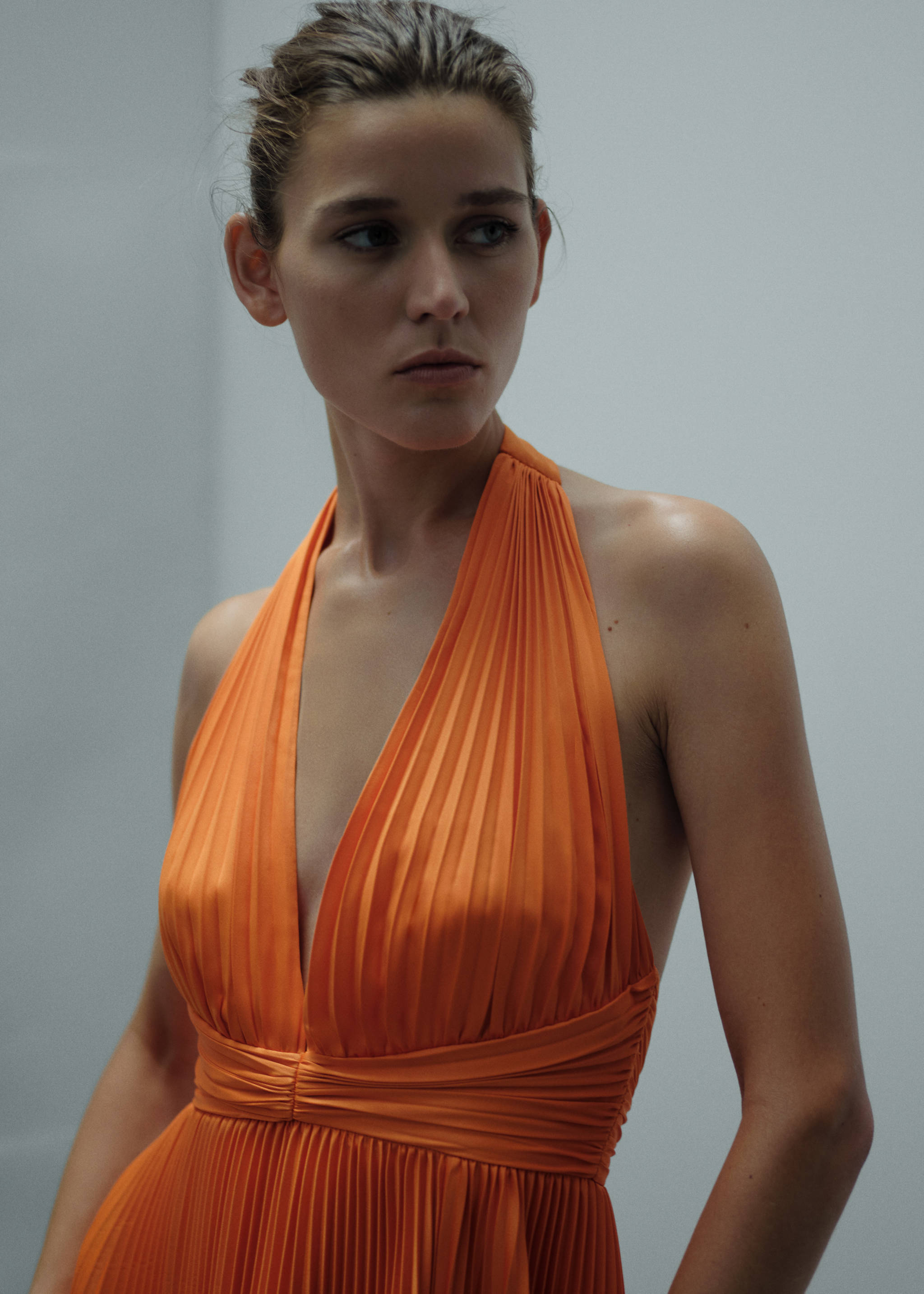 Plisséekleid mit Knotendetail - Mittlere Ansicht