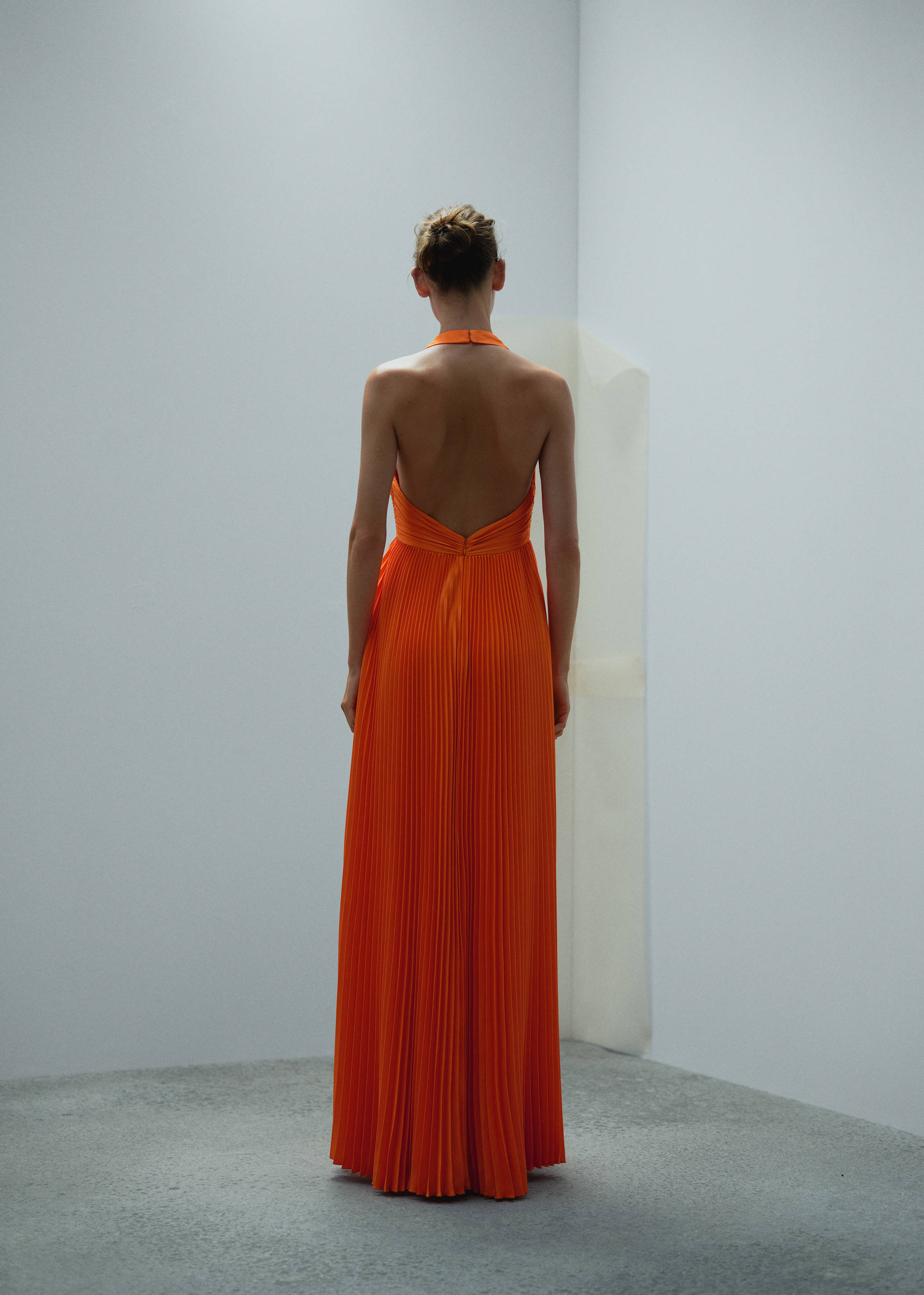 Plisséekleid mit Knotendetail - Rückseite des Artikels