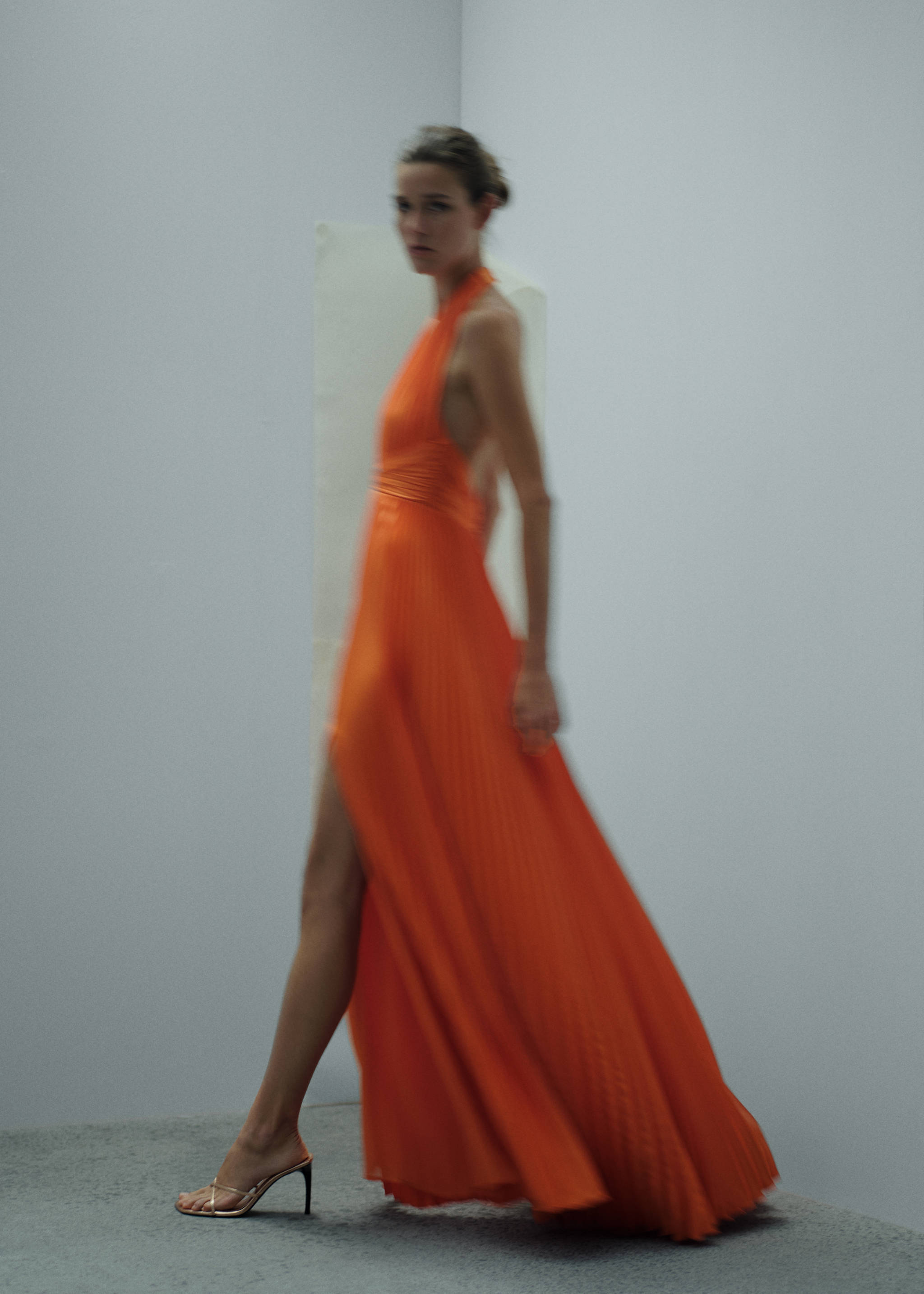 Plisséekleid mit Knotendetail - Detail des Artikels 4